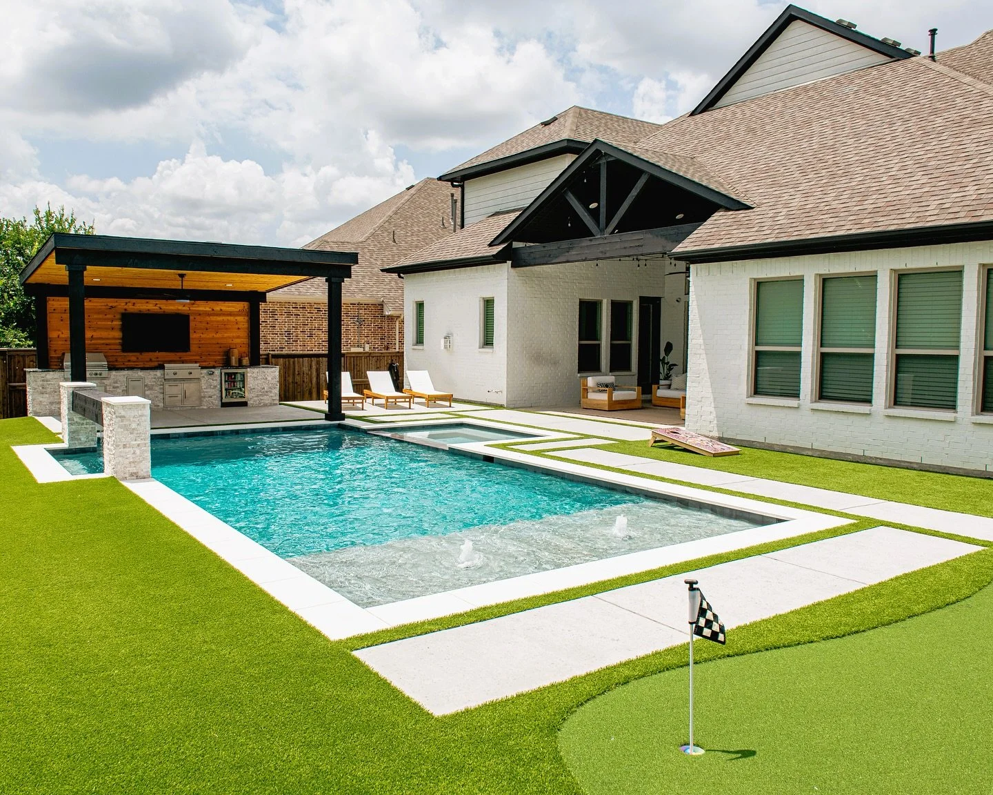 Canyon Oak Pool of the Week! 😎
Did these homeowners dream up the *perfect* backyard? We know so! Their wishlist? Pool, spa, outdoor kitchen, rain wall, putting green, pet turf, and more. Add 66 calendar days + our team at Canyon Oak Pools and their