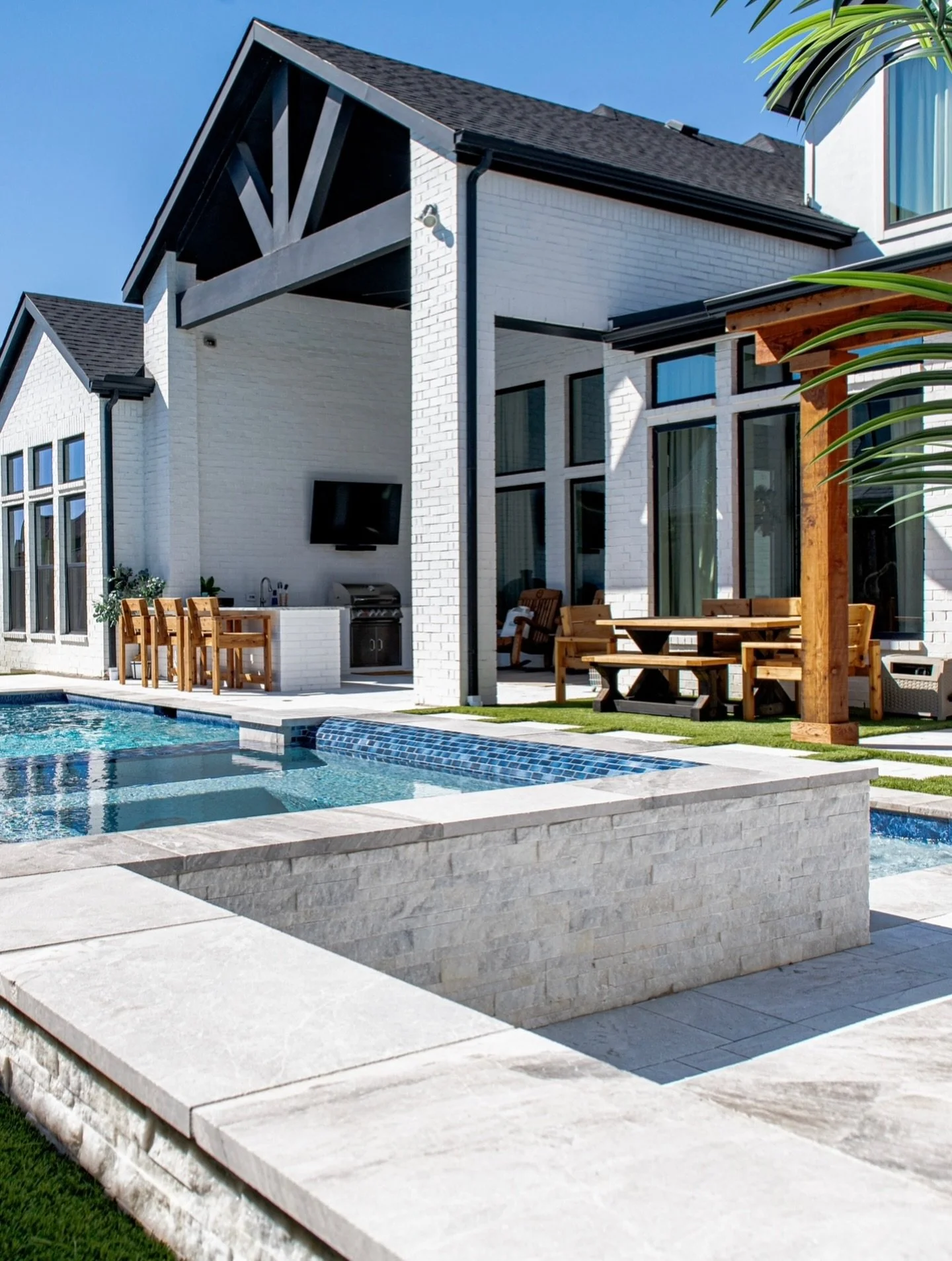 Sneak peek at this absolute *stunner* straight out of #friscotx 👀
When we say this build has everything PLUS the kitchen sink- we mean it! Ready for your turn? Give us a shout today to talk pools. There is nothing we love more. 
#whoyoubuildwithma