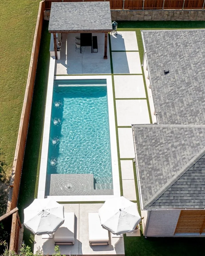 Canyon Oak Pool of the Week! 😎
In just 51 days our favorite Texas transplants went from grassy rectangle to fabulous from every angle! With a picturesque pool, cedar pavilion, and custom grill cabinet with brand new @bulloutdoor appliances, it&rsqu