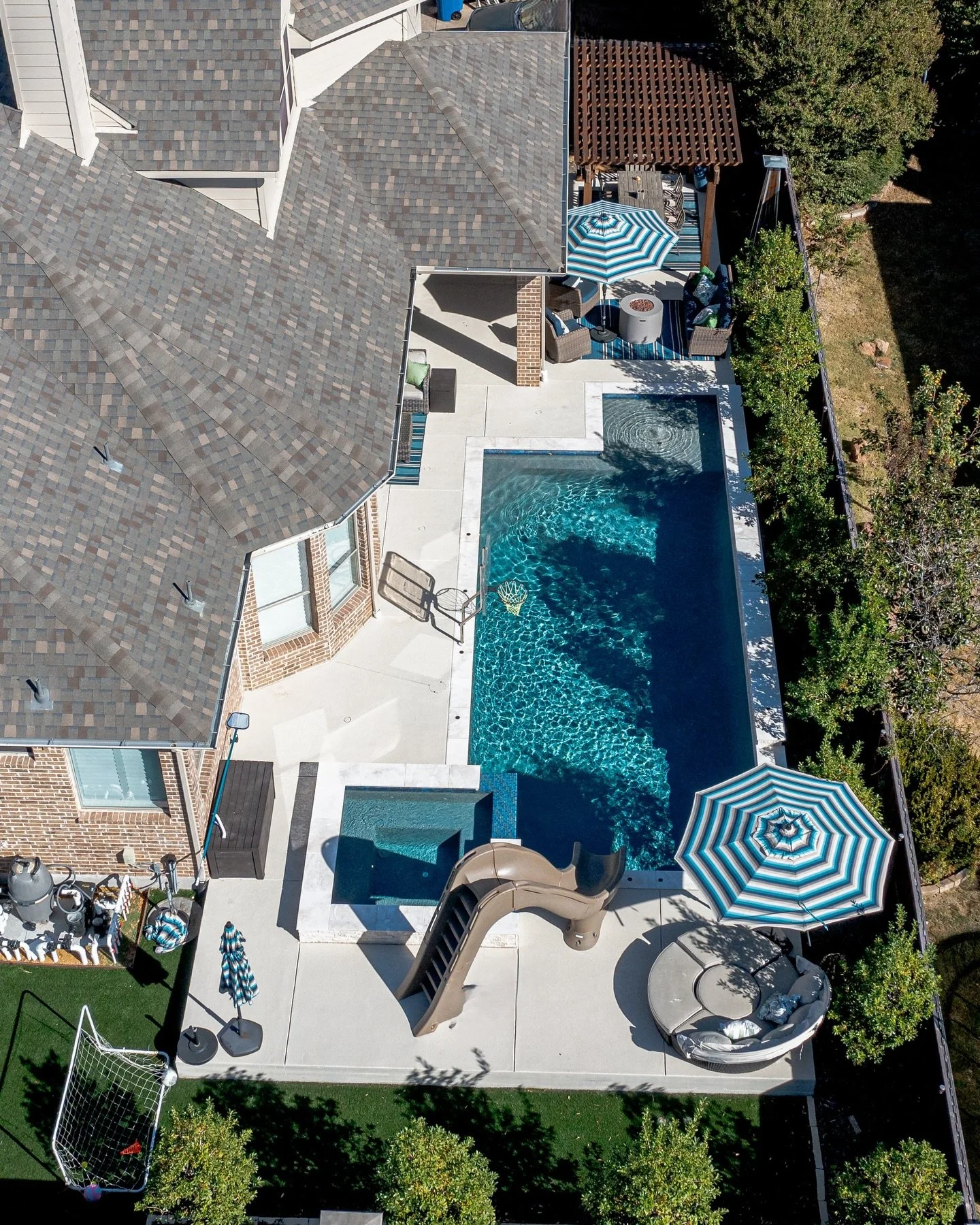Canyon Oak Pool of the Week! 😎

Ready, set, FUN! Everyone wins in this #allentx backyard. With a brand new pool, spa, shade structure, outdoor kitchen, AND slide - there was truly no stone left unturned when it came to maximizing this space for the 