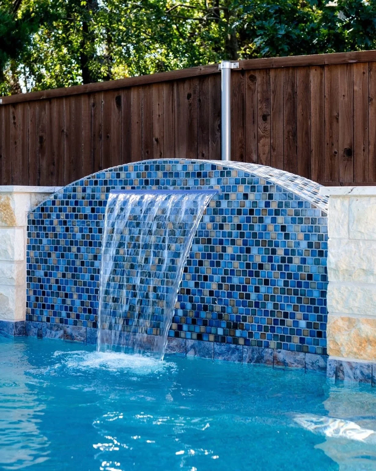 Canyon Oak Pool of the Week! 😎

Throwback to holiday seasons past with this stunning custom Canyon Oak pool! In just 49 calendar days we took this beautiful lot and elevated it into our client&rsquo;s (and their dog&rsquo;s) dream backyard. 

The de