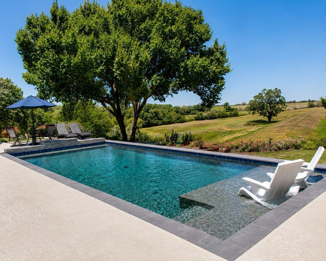 Beauty as far as the eye can see (and from any angle) 😎

This #whitewrighttx property was stunning before - and after building the custom pool of their dreams - it&rsquo;s safe to say this family is officially LIVING the dream. 

A Canyon Oak pool i