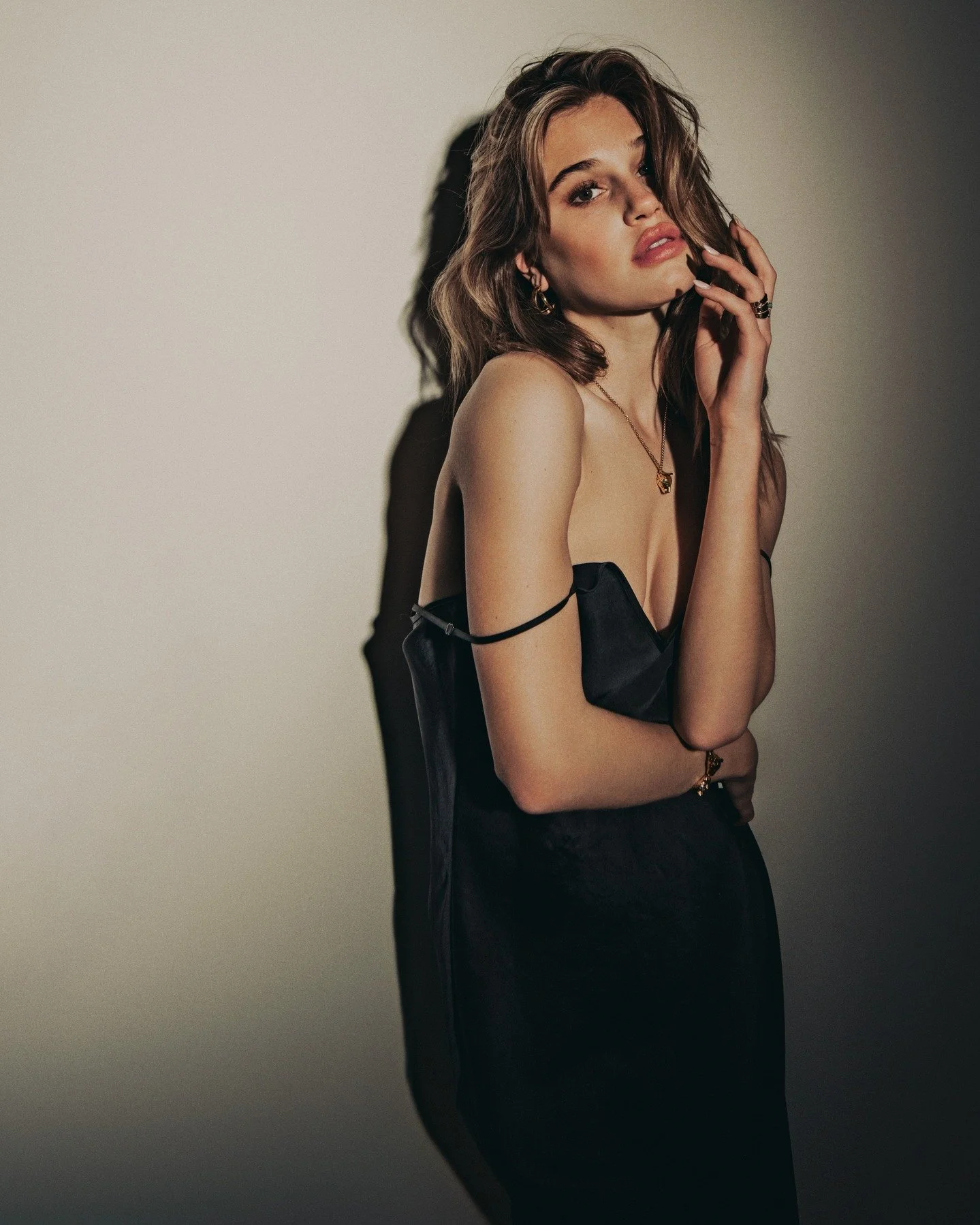 Loved seeing @meredithmickelson , the coolest in town, in last night&rsquo;s episode of The Beauty! It reminded us of these portraits of her in our pieces. She makes everything look perfect
Shot by @bymatallana