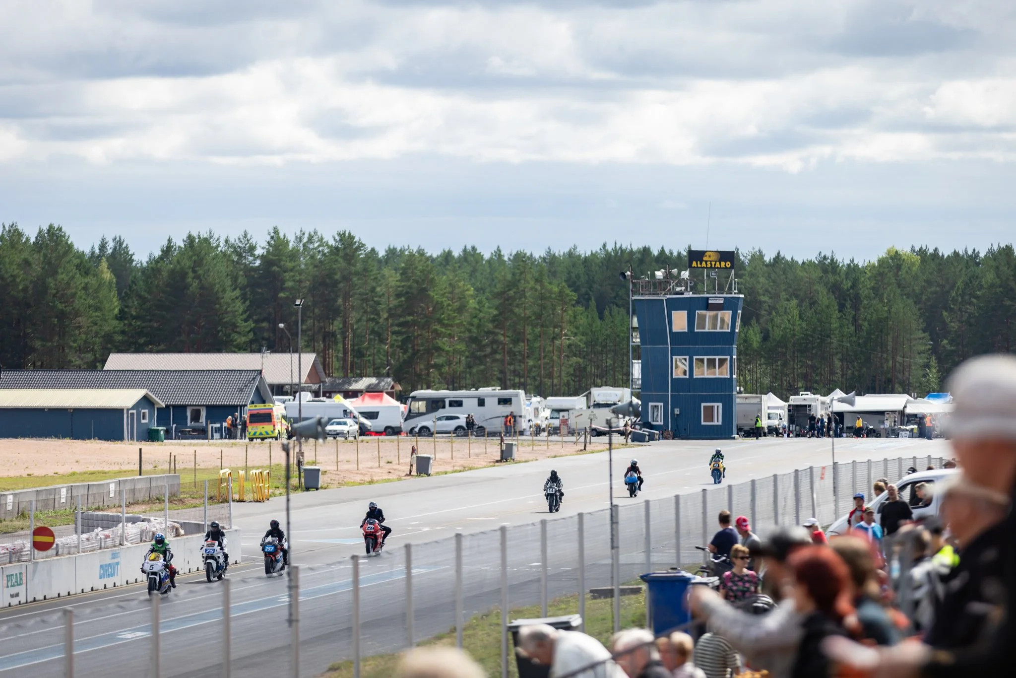 pyynikinajot-alastaro-moottorirata-tapahtumakuvaus-urheilukuvaus-pirjo-tuominen-10.jpg