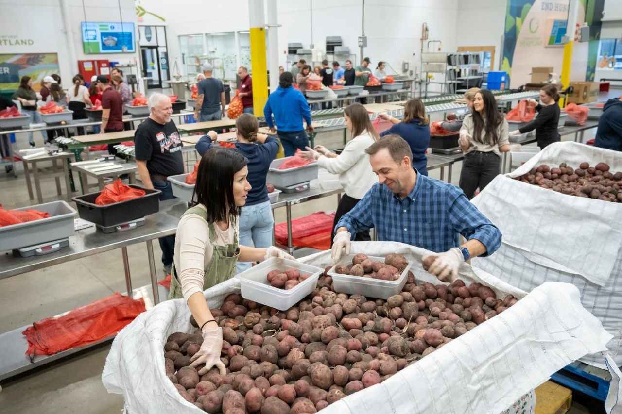 May Member Meet-Up: Volunteer at Second Harvest Heartland