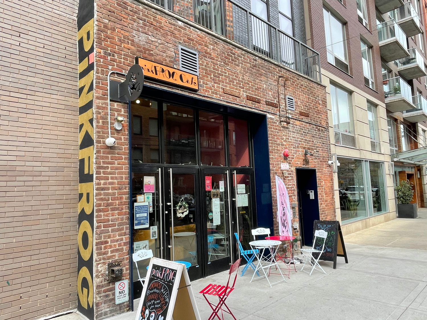 pinkFROG Cafe