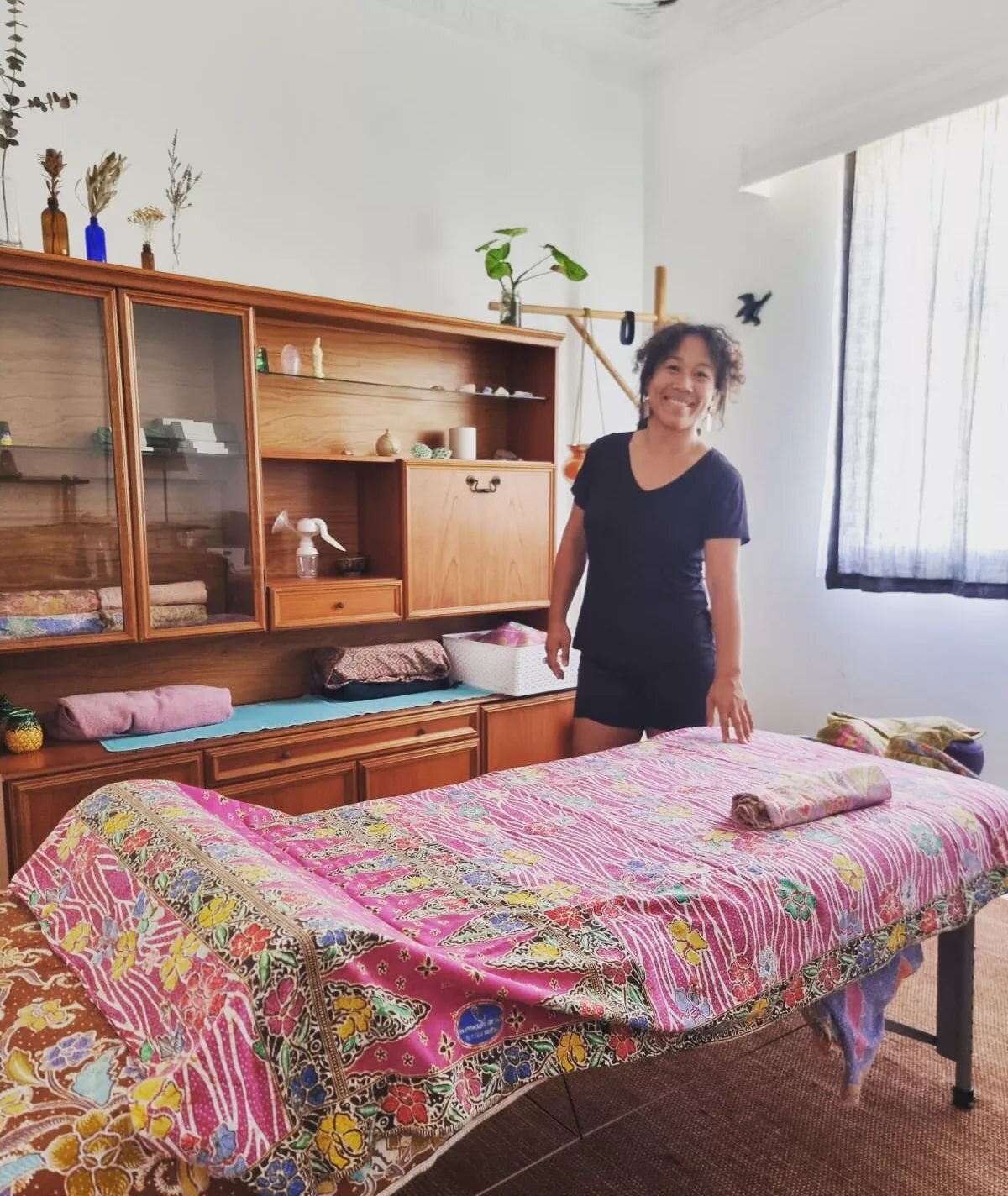 Hello ! 

I'm Laure-Anne (pronounced Laura-Anne) and i offer massage services forged by 10 years experience here in South Fremantle, Walyalup, West Australia.
.
I am a cat and plant lover, I love dancing and music. I dont like beetroot. I love sippin