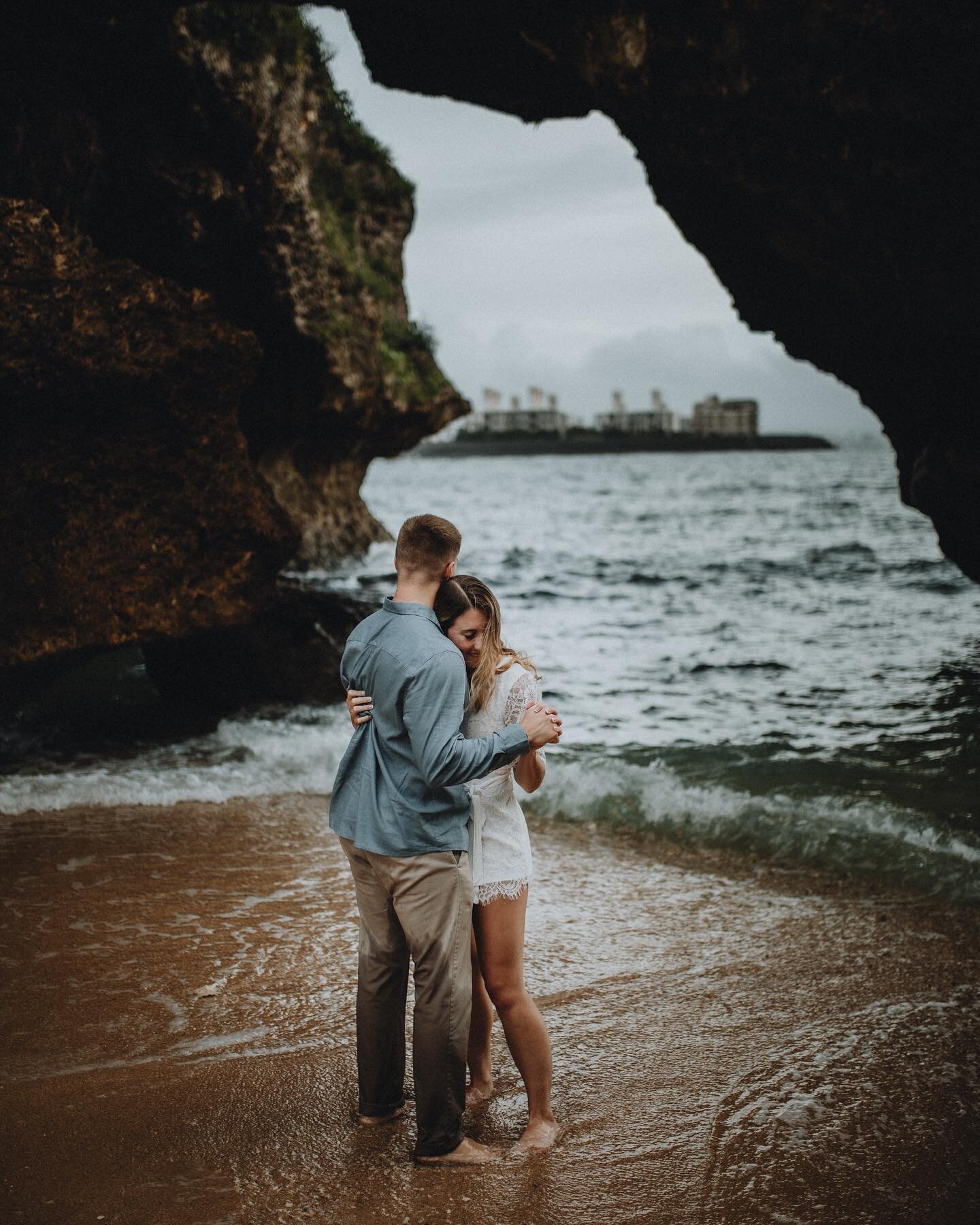 A little unsolicited relationship advice ✨ 

Take the time to slow dance. In the kitchen, at the beach, at the most random times possible! Even if you never go out. Even if you&rsquo;re a &ldquo;bad&rdquo; dancer. Wrap your partner up and sway, just 