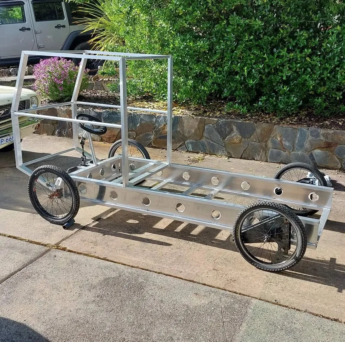 Red Bull billy cart progressing well!! 33 days till race day. Pivoting rear axles work way better than expected, sits the back of the cart on the ground so we can load a smaller cart in the back. 

#billycart #soapbox #redbullbillycart #redbullau #we