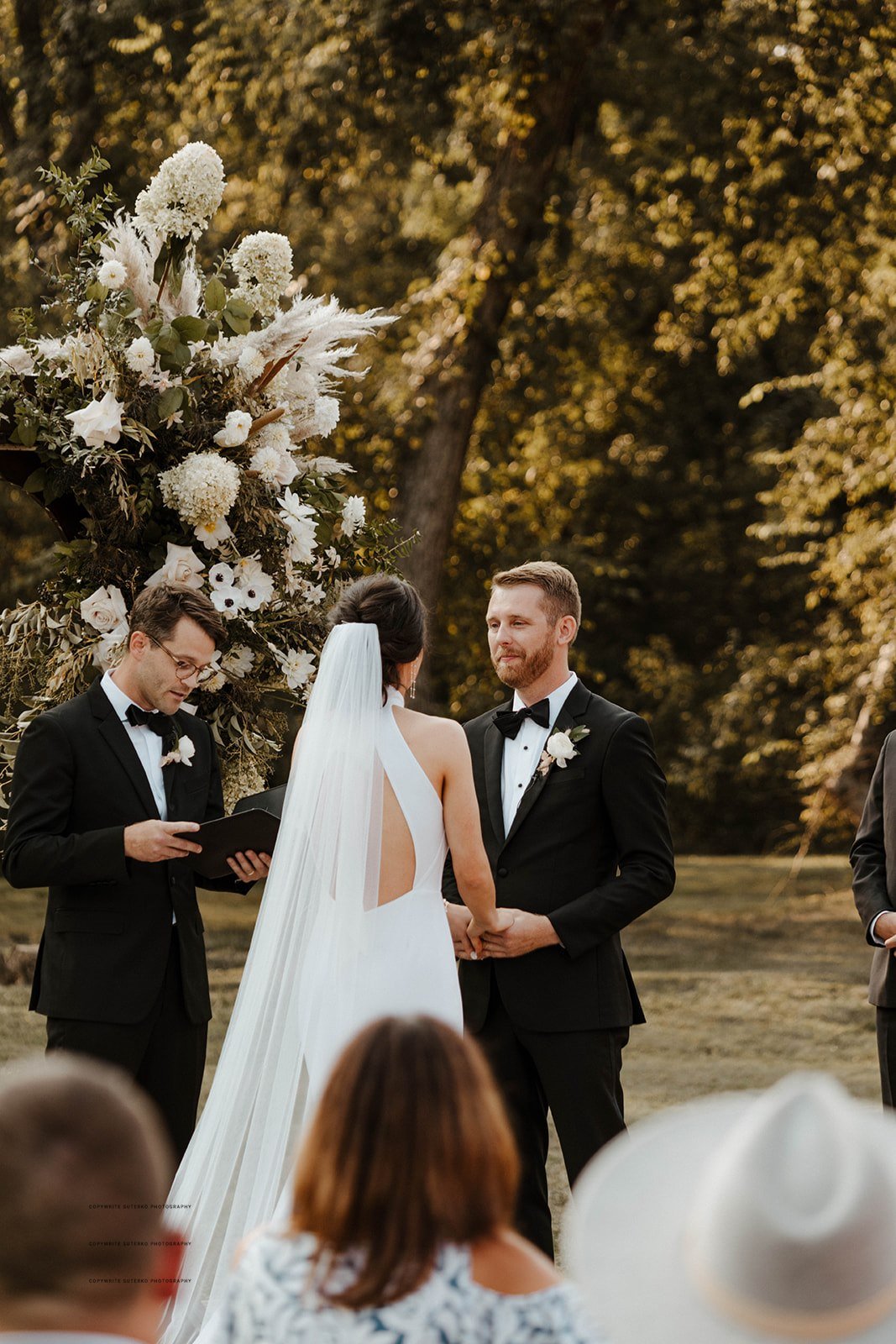 White and green wedding. Outdoor ceremony. Modern Wedding