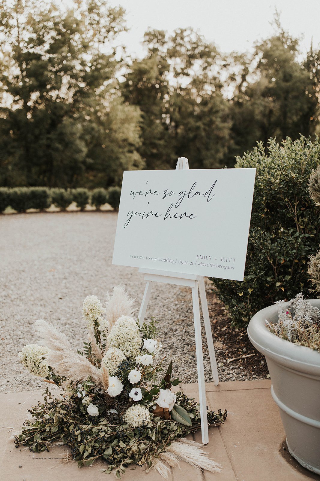 Modern romantic wedding style in North Carolina. Wedding Florist near Charlotte North Carolina. Outdoor Spring Wedding