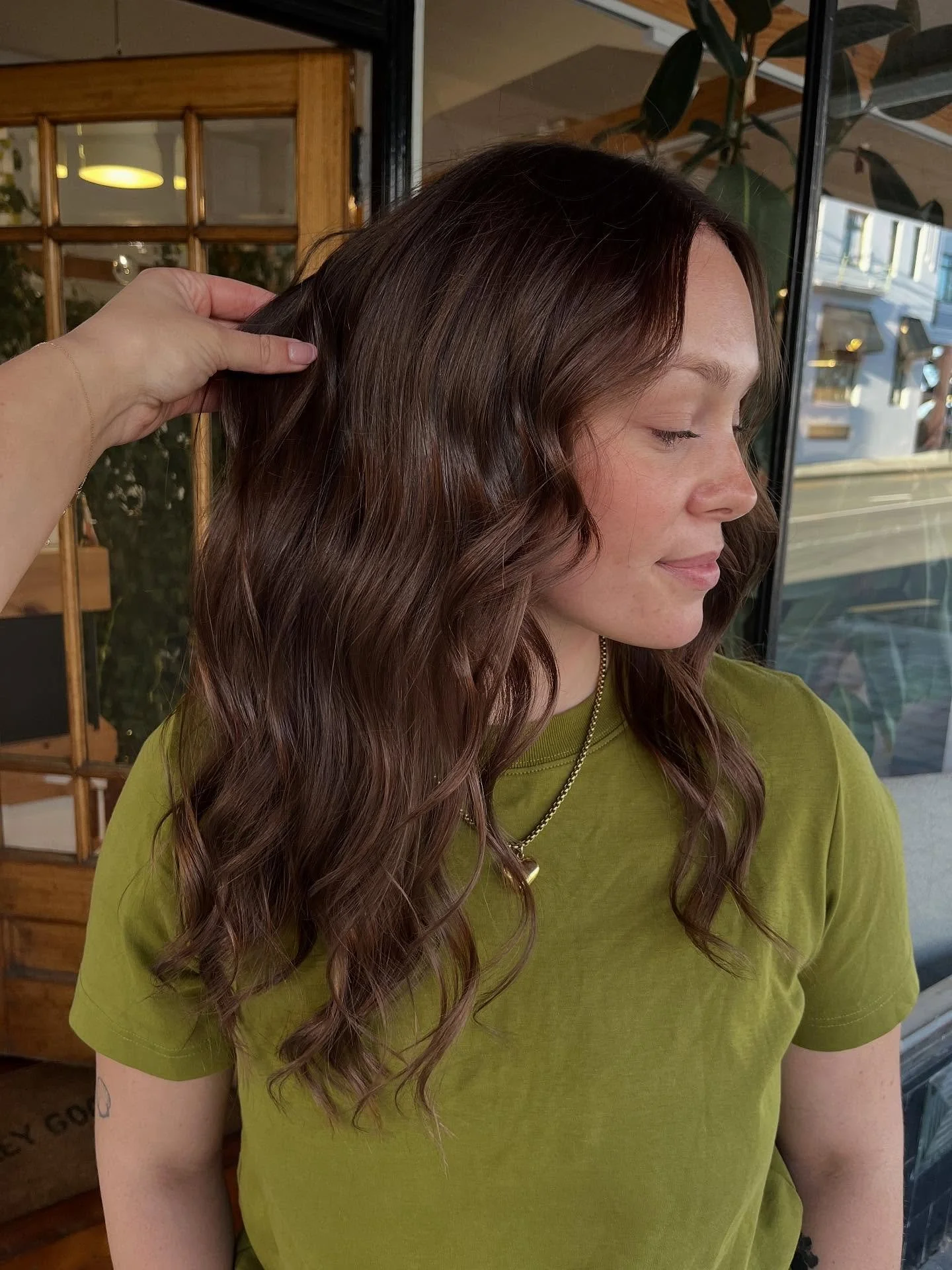 Look at that shine, how gorgeous does @hayleyxsale look with her new hair!✨🩷