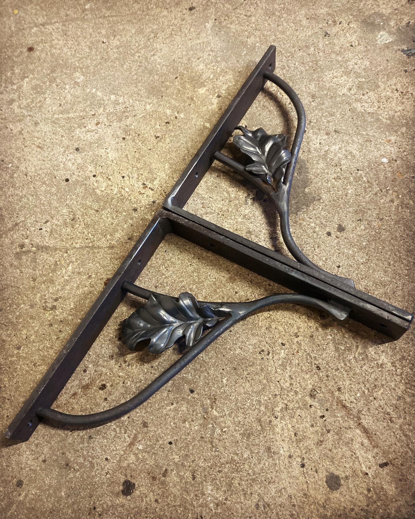 Not made a set of these shelf brackets in a while! #shelfbrackets #shelving #cottage #rustic #oak #oakleaves #nature #blacksmith #forged #forging #artistblacksmith