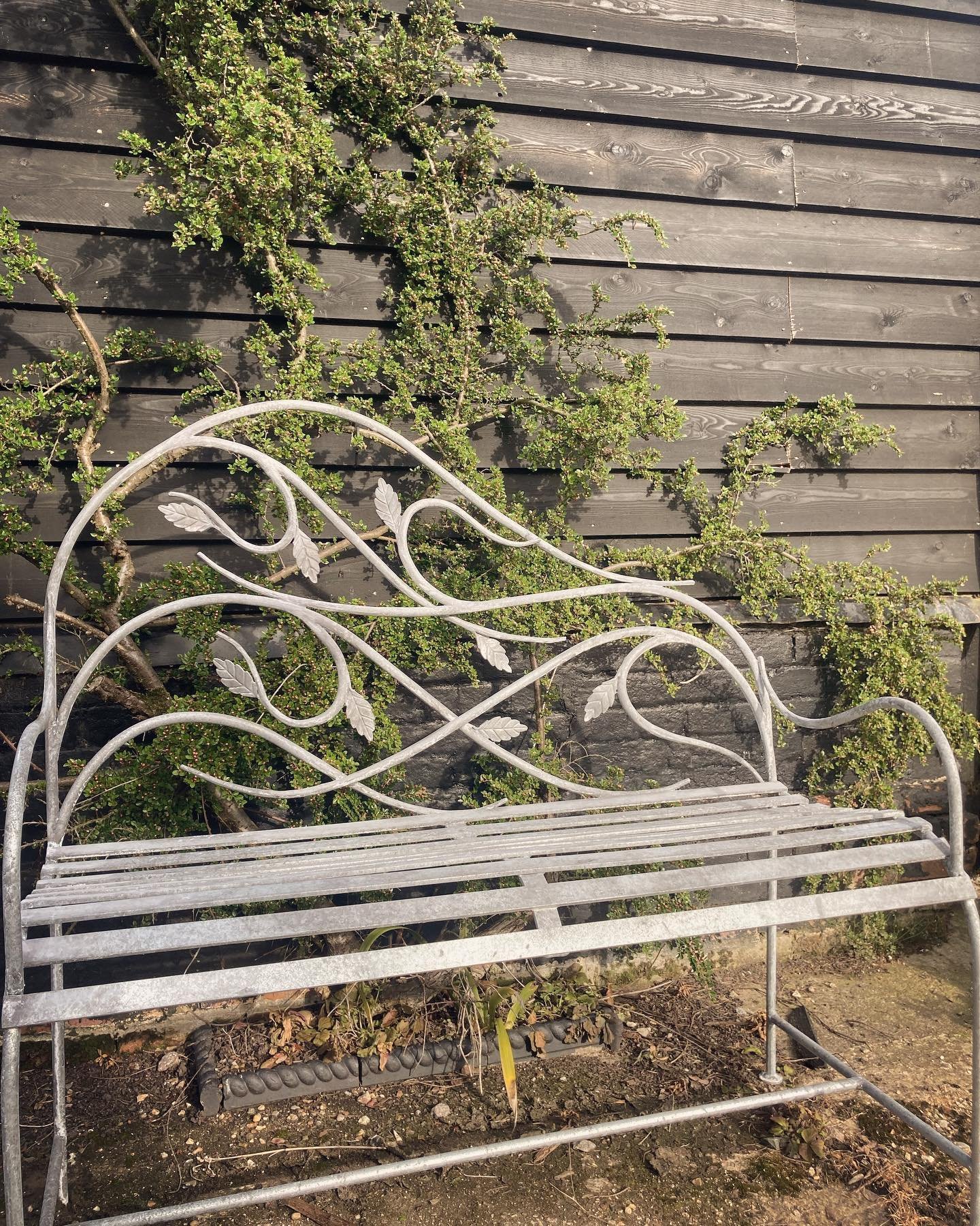 How much do you bench? #gardenbench #blacksmith #artistblacksmith #bench #gardendesignsideas #gardendesign #springgarden #metalwork #suffolk #gardenart #furniture #furnituredesign