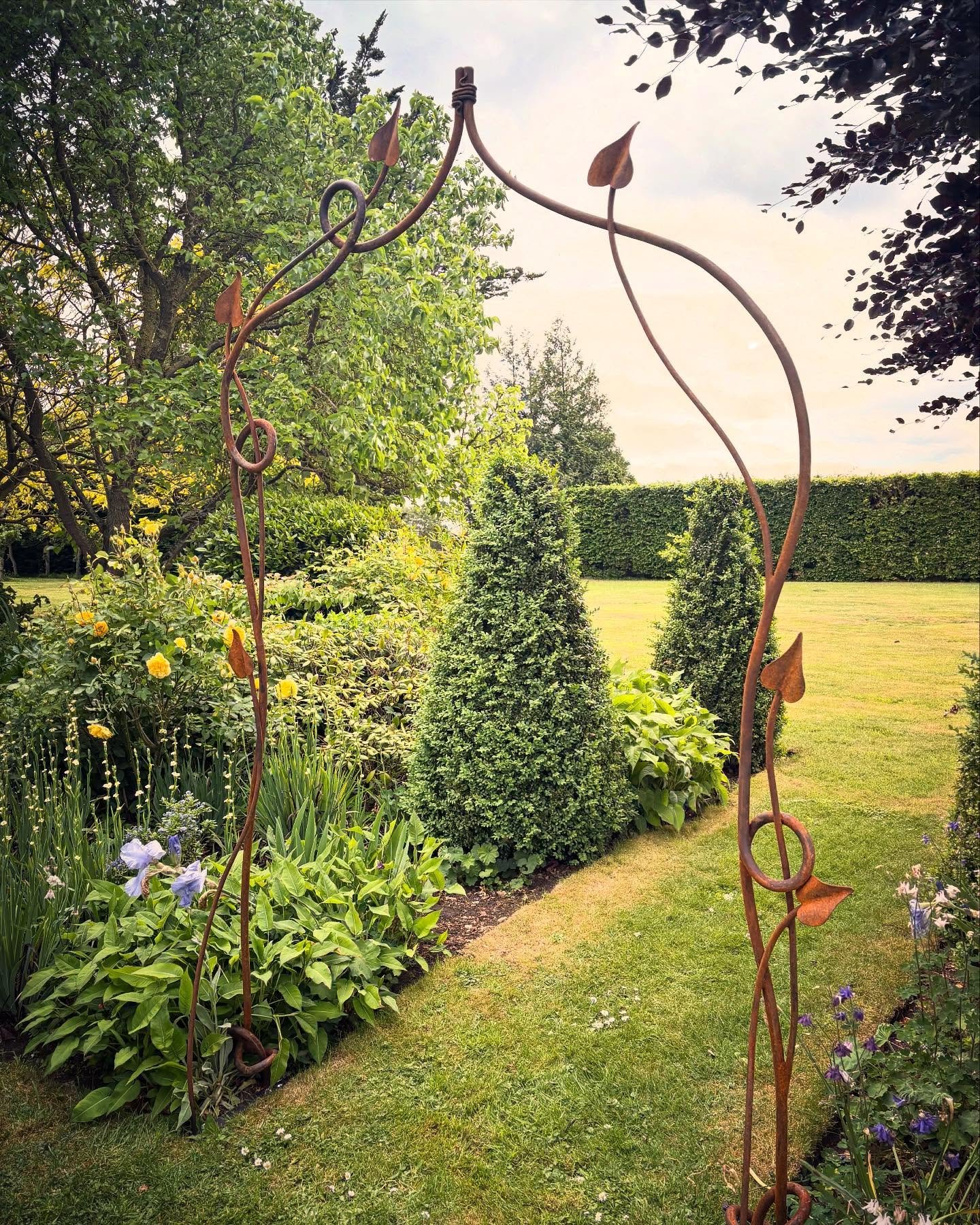 Lovely when a piece finds it&rsquo;s forever home! #arch #garden #suffolk #gardendesign #gardeninspo #blacksmith #blacksmithing #forged #madeinsuffolk