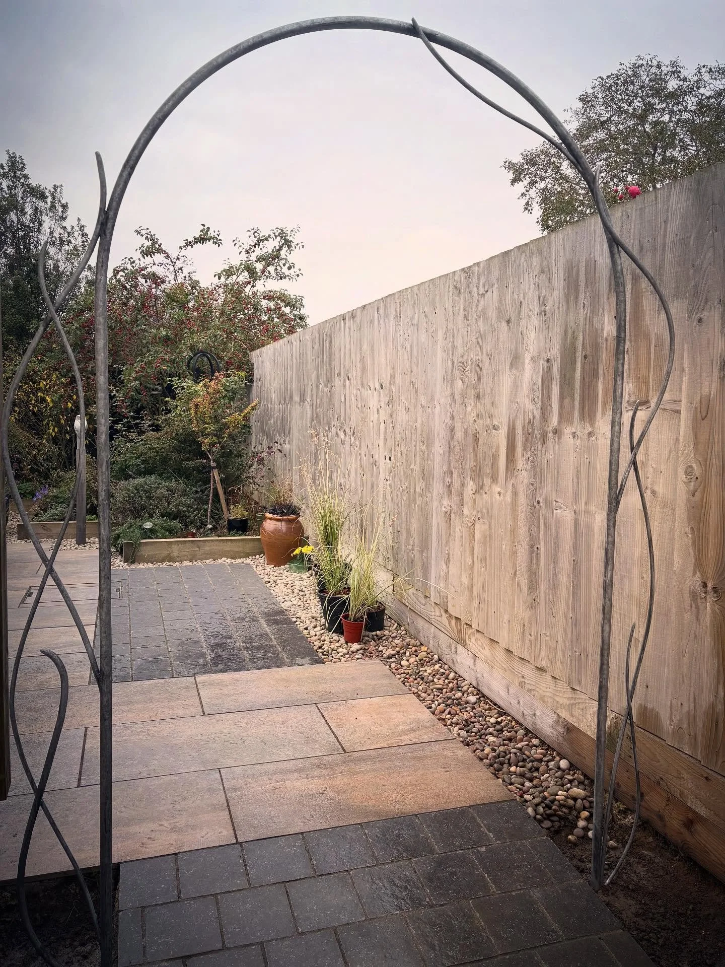 Garden Arch. Galvanized and etched finish @wedgegalvanizing #garden #arch #gardenarch #gardendesign #gardenironwork #blacksmith #suffolk #madeinsuffolk