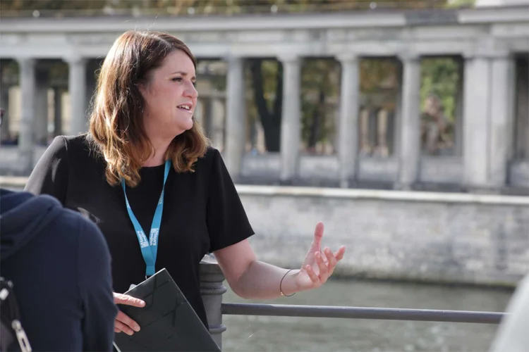 An OBW guide explaining Berlin history to a group