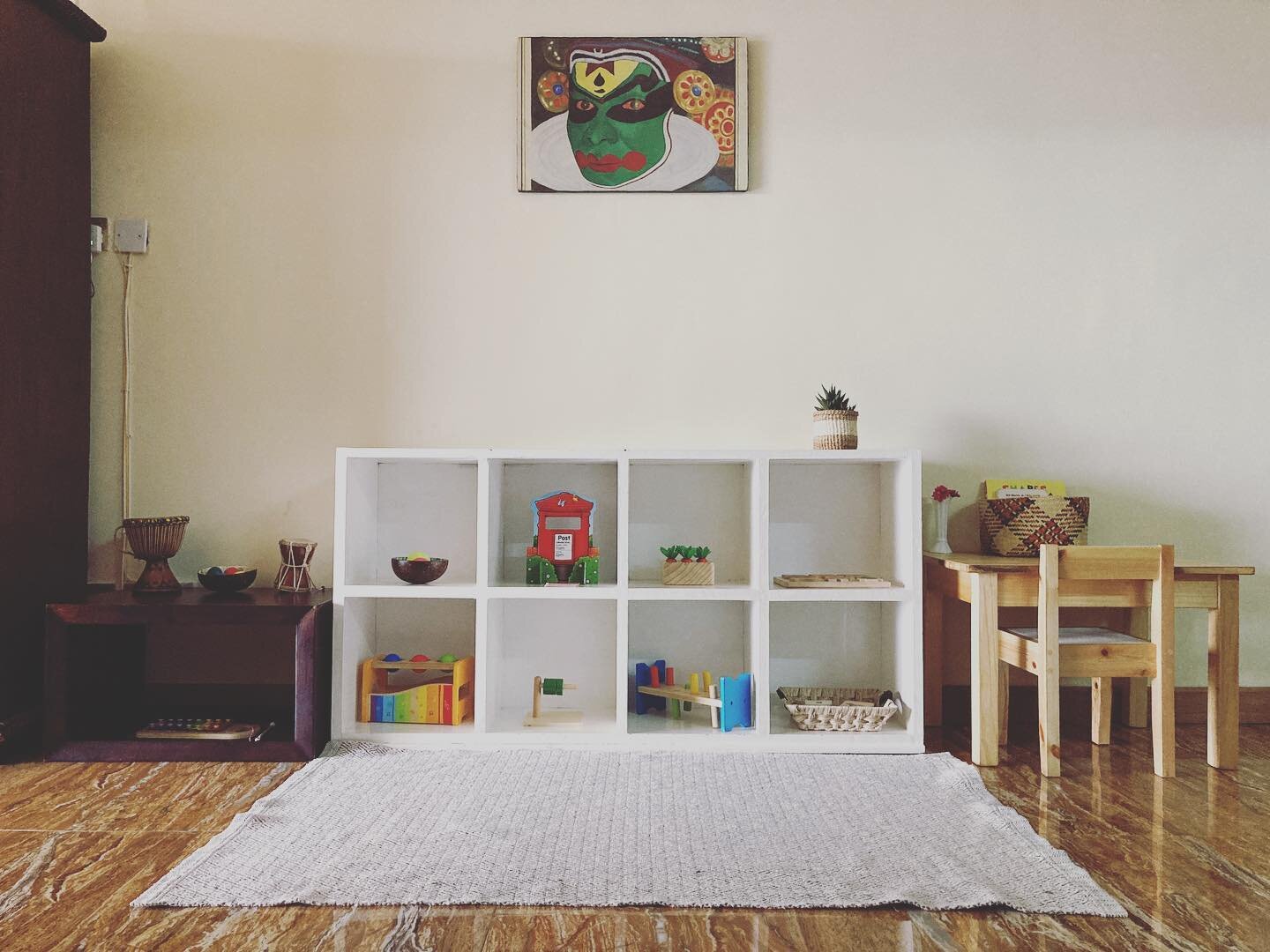 WORK SHELF 2.0

One of the major changes we made during the process of setting up our new home was to move the main play/work area from E's room to our living room. At our old home, she never really spent a lot of time at the shelf, one of the reason