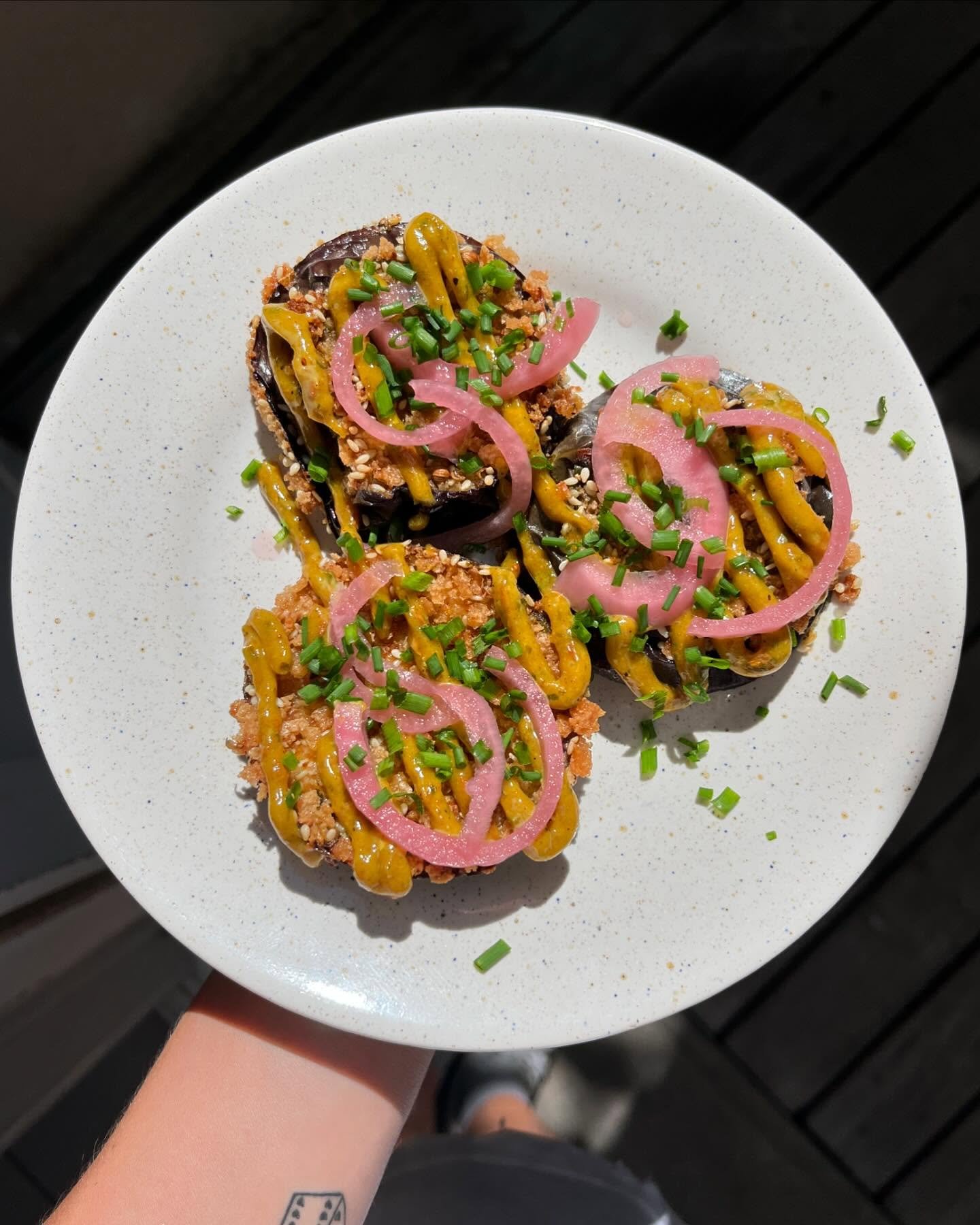 aubergines pan&eacute;es panko, mayo curry, pickles oignons rouges 🍆🍆🍆