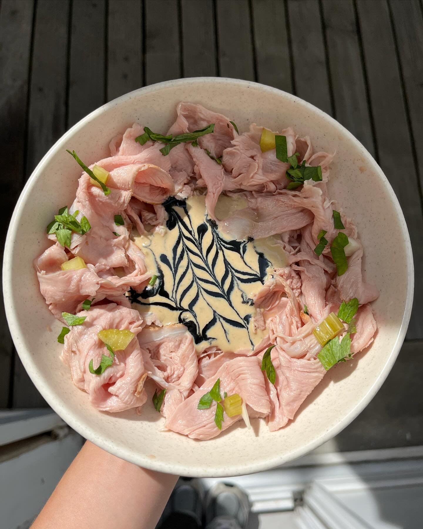 vitello tonnato, pickles de c&eacute;leri et encre de seiche - assiette dinguo, point barre ❤️&zwj;🔥