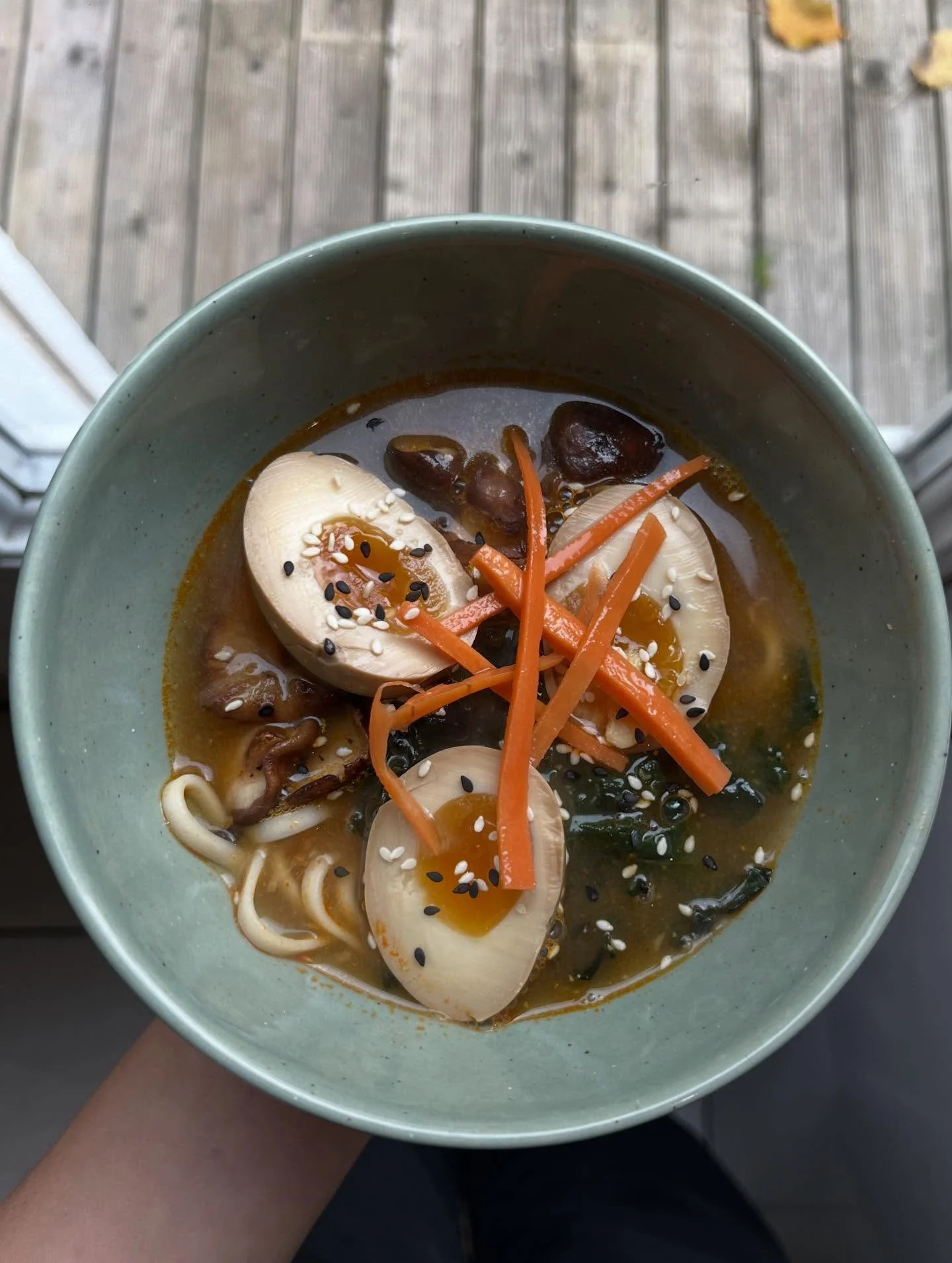 2025/2026 - carte 21 - gogogo on change en f&eacute;vrier ✨

1. le rameeeeen 
2. poires r&ocirc;ties, glace sarrasin, streusel, sauce choco
3. croque truff&eacute;
4. butternut, sauce morbier 
6. KFC - korean fried chicken