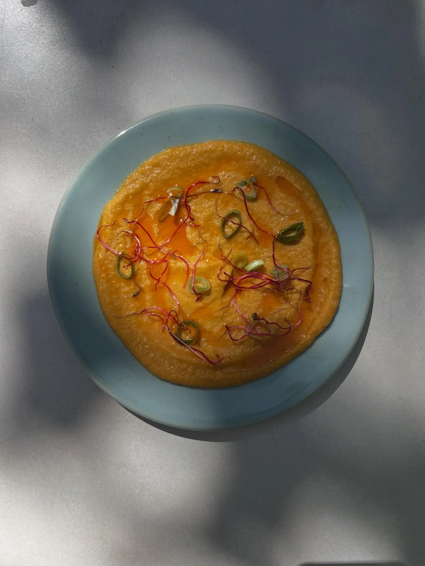 2025 - carte 20 🌞
dip orange
tataki de b&oelig;uf marin&eacute;, mayo ail confit
concombre marin&eacute;, labneh
porc effiloch&eacute;, blini sarrasin
accras, kimchi
lomo, beurre fum&eacute;