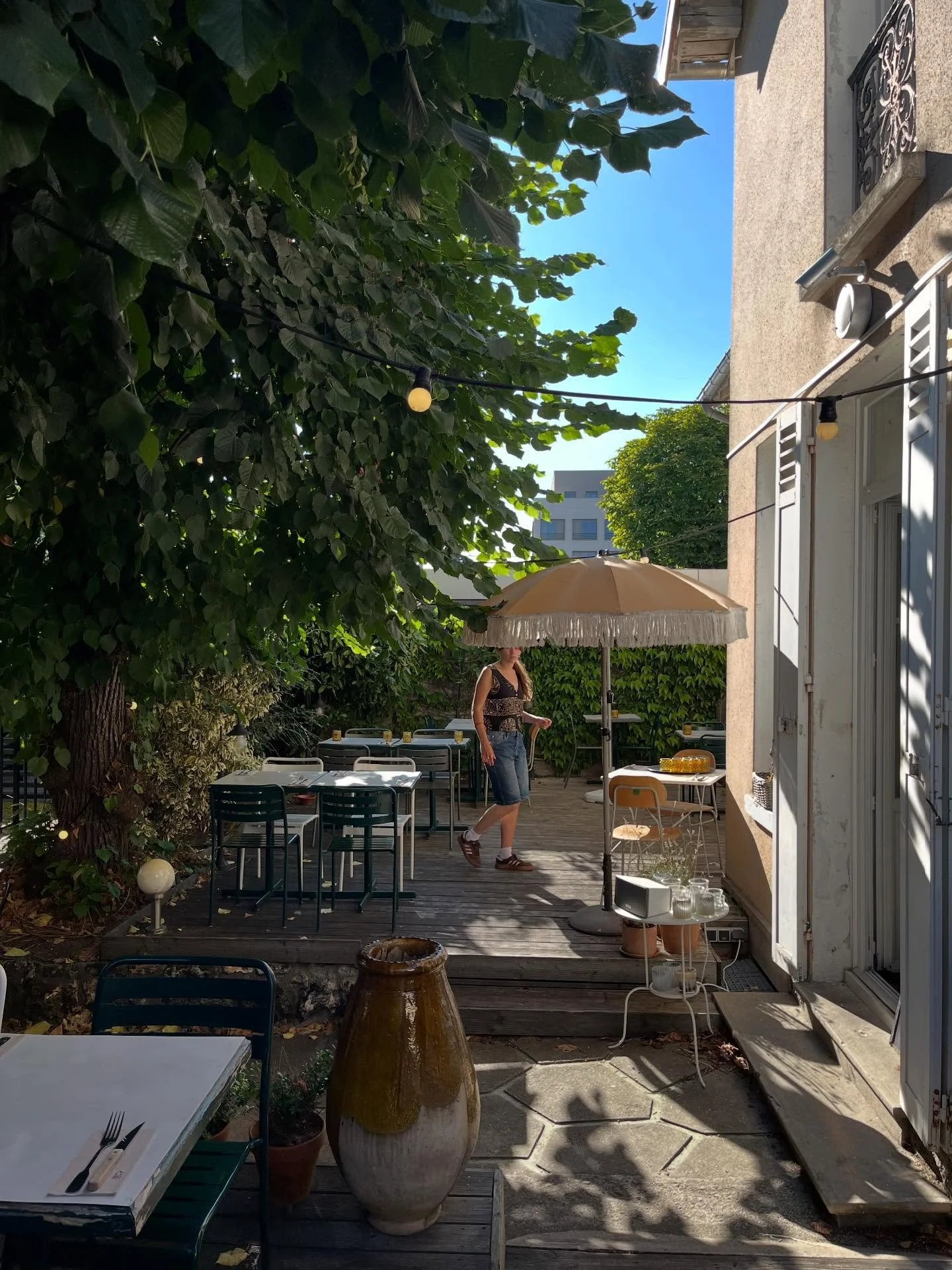 2025 - l&rsquo;&eacute;t&eacute; - la terrasse
et les stagiaires de troisi&egrave;me 🥹
et les longs d&icirc;ners staff dehors 💕