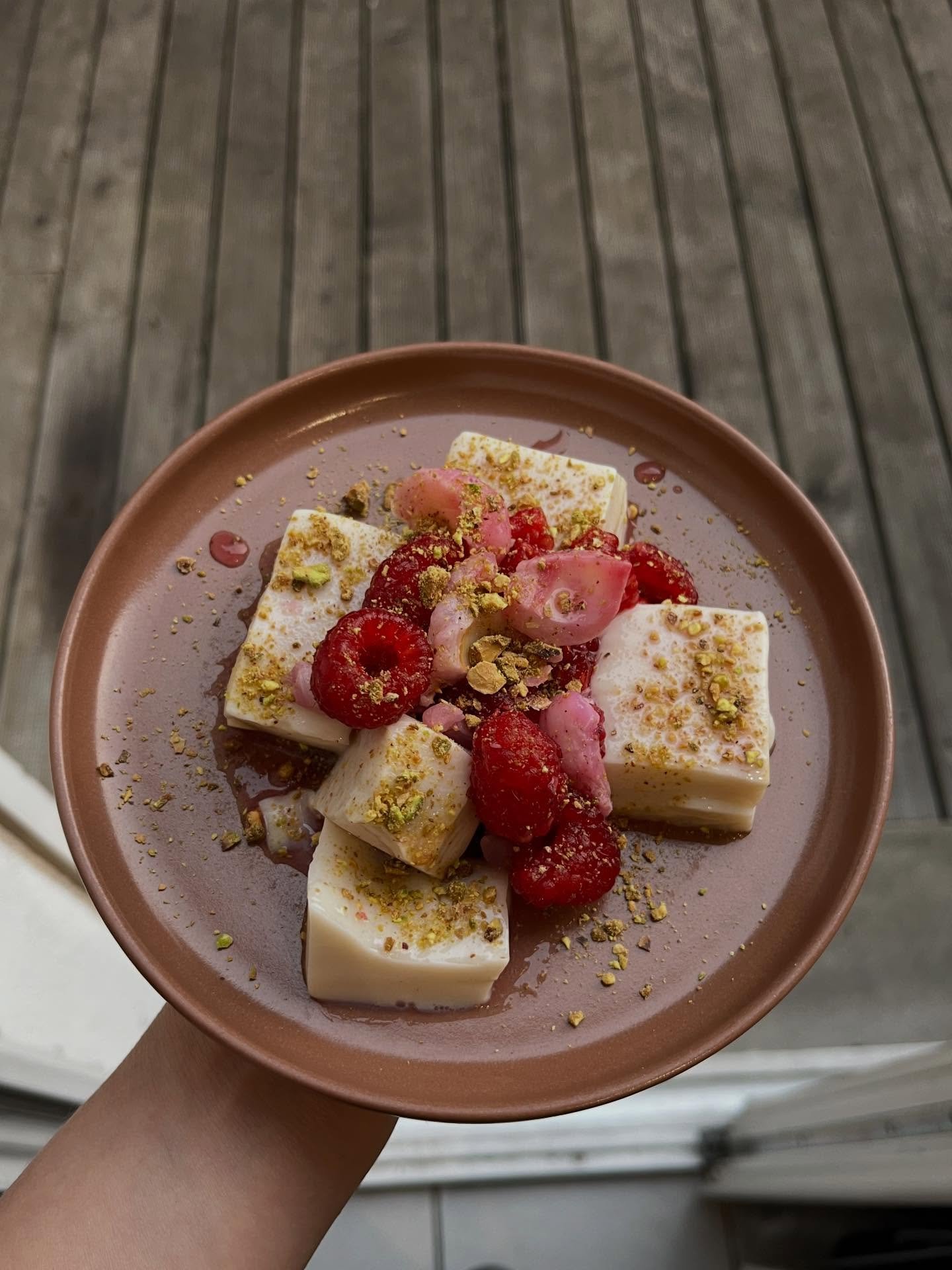2025 - l&rsquo;&eacute;t&eacute; - carte 19
cr&egrave;me fig&eacute;e v&eacute;g&eacute;tale &agrave; la rose
p&ecirc;ches poch&eacute;e
poulet panko graines et mayo kimchi