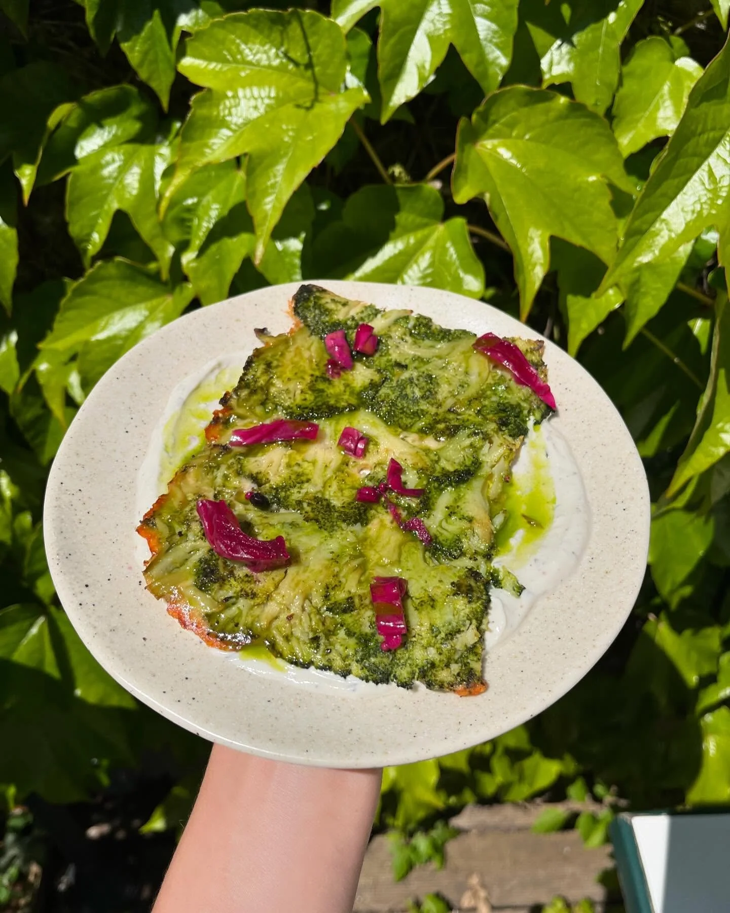🥦 smashed brocoli, parmesan, cr&eacute;meux frais zaatar, pickles chou rouge

y a plus personne qui dit que c&rsquo;est nul les l&eacute;gumes ici 😮&zwj;💨
