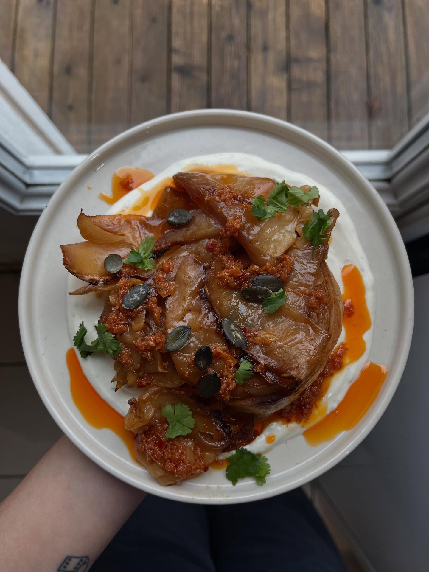 carte 22 depuis une semaine - fev/mars 2026
chou brais&eacute;, sauce ail et fines herbes, chili oil 🤠