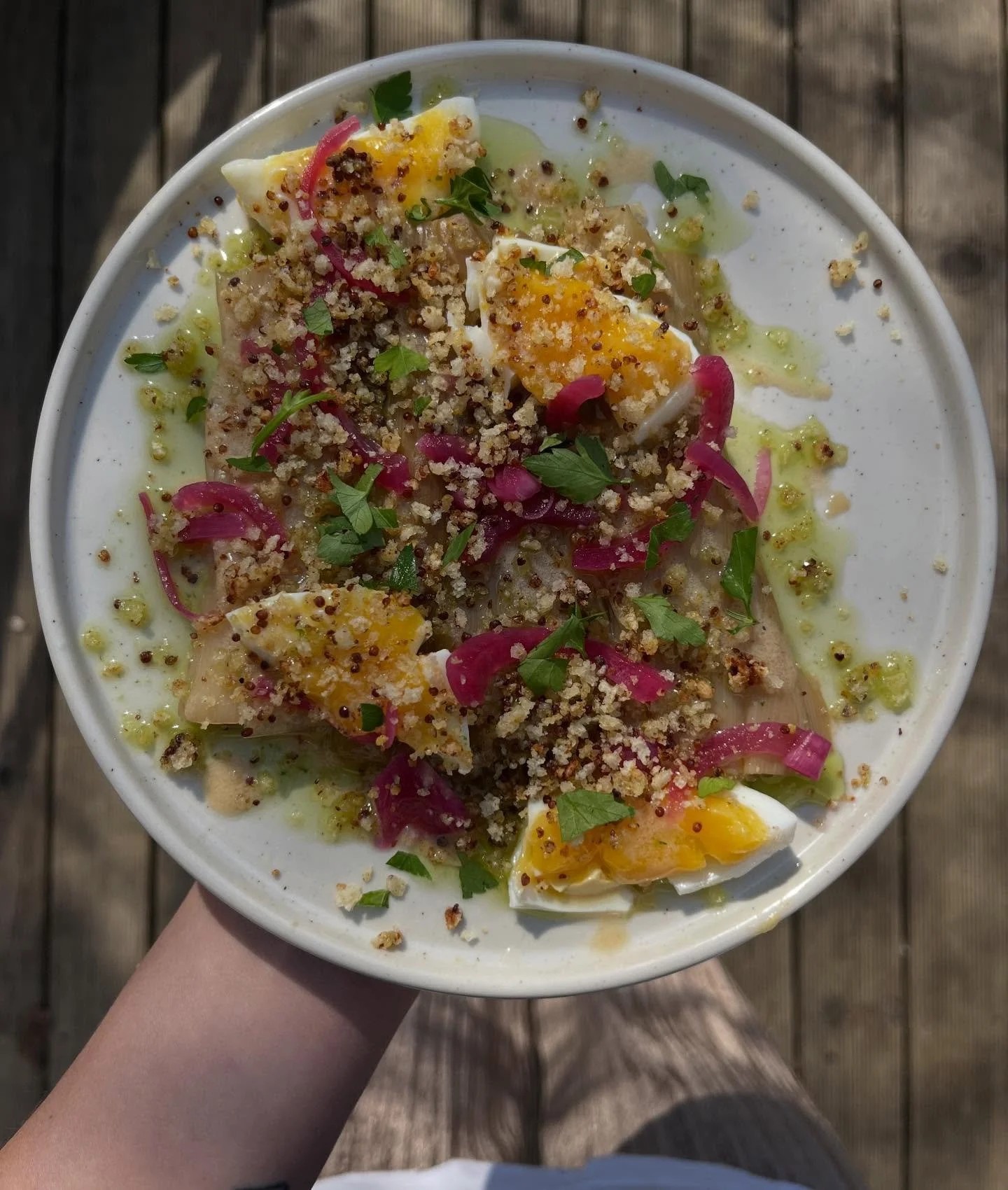 carte 22 - plus que 5 services 🚨
adios les d&eacute;licieux poireaux vinaigrette, poitrine de porc brais&eacute;e, croque truff&eacute;, tagliatelles de carottes, bricks d&rsquo;abondance-champi et betteraves r&ocirc;ties ✨