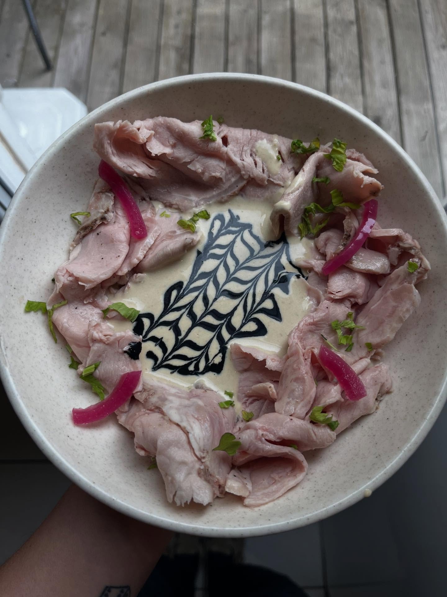 vitello tonnato, artichauts, smashed potato, pois labneh ch&egrave;vre pesto - que des assiettes qui riment

carte 23, encore 4 semaines de toutes ces assiettes deliciosooooo