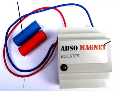 Un boîtier blanc étiqueté 'ABSO MAGNET BOOSTER' avec deux fils électriques rouges et bleus connectés à un module magnetic.