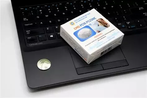 Une boîte de coton hydrophile sur un clavier d'ordinateur portable