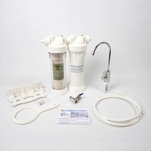 Filtre à eau pour système de filtration domestique, comprenant des cartouches, un robinet, des tuyaux, une étiquette, et des pièces de montage.