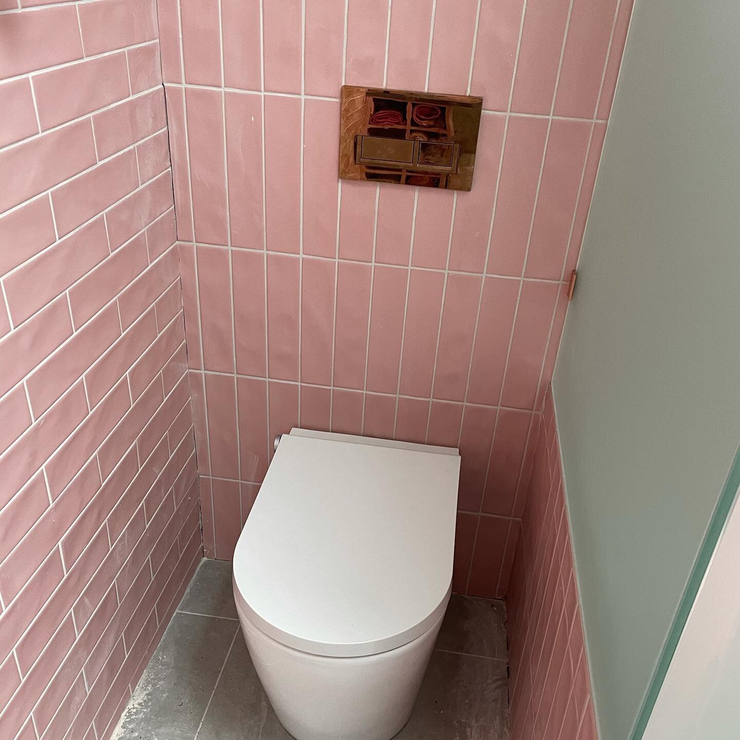 💓PINK BATHROOM!! 💓It may not be for everyone but for this lovely client, it&rsquo;s definitely what she wanted. 
Ensuite fit off in Tullamarine 😊 

&bull;
&bull;
&bull;

#plumber #melbourneplumbers #femaleplumber #melbournefemaleplumbers #plumbing