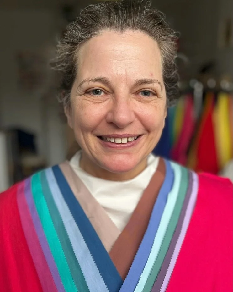 Three generations of the same family 🥰 and they all share a cool undertone. Ren and Gill both look lovely in the soft and delicate colours of summer while Ele wows in the clear and intense colours of winter 💙

#shesasummer #shesawinter #softsummer 