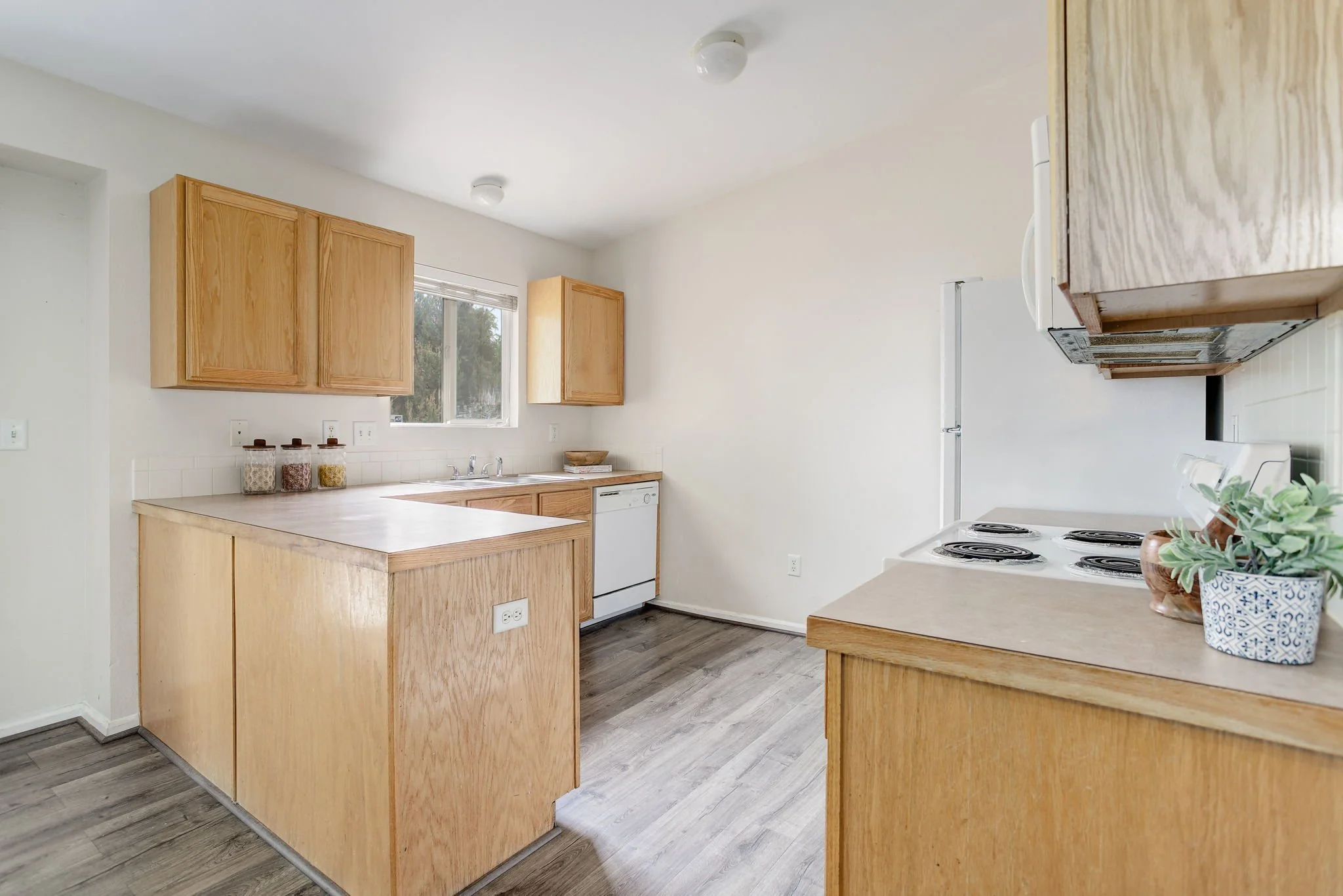 1912 Almond Ave_KitchenA.jpg