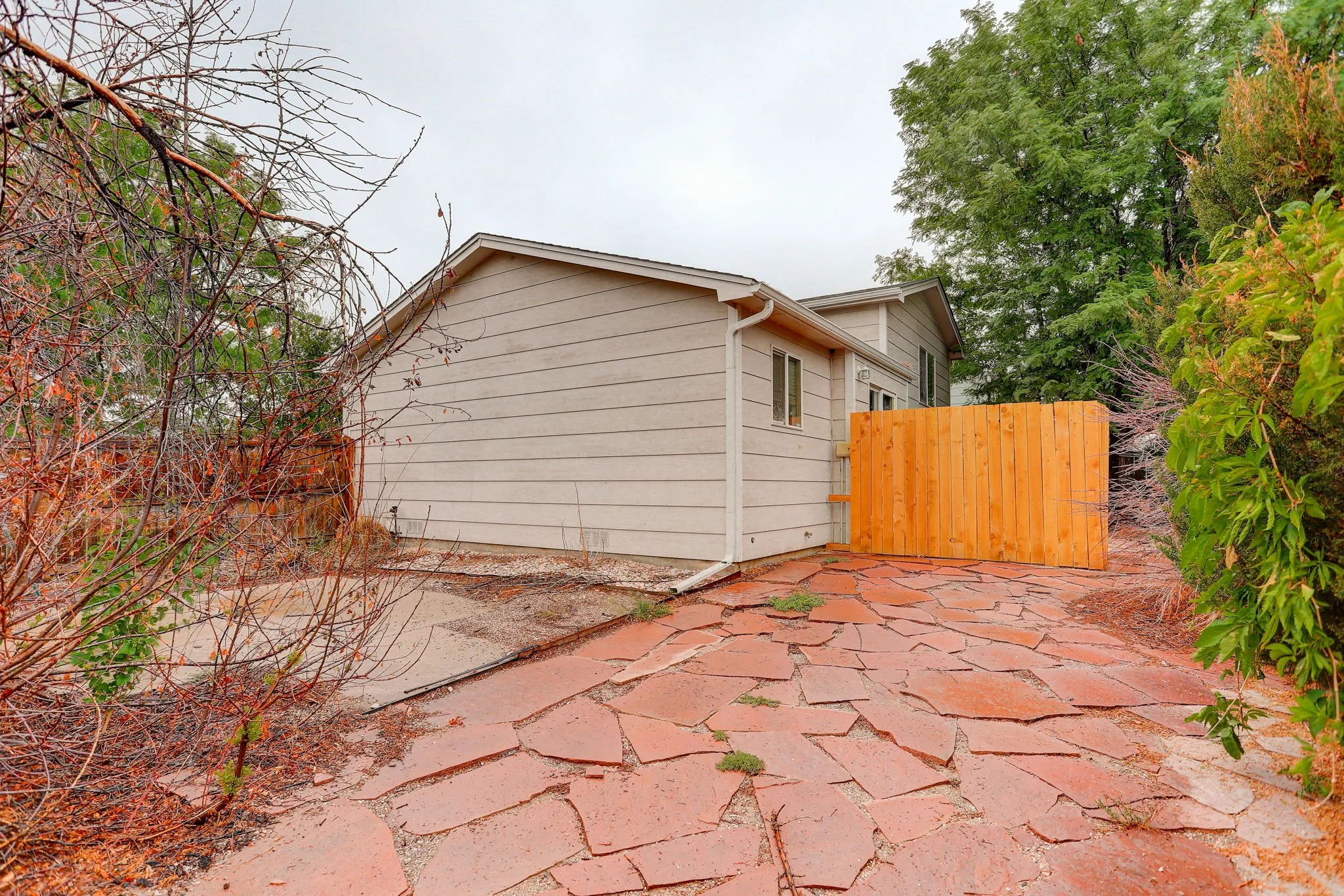 1912 Almond Ave_BackF.jpg