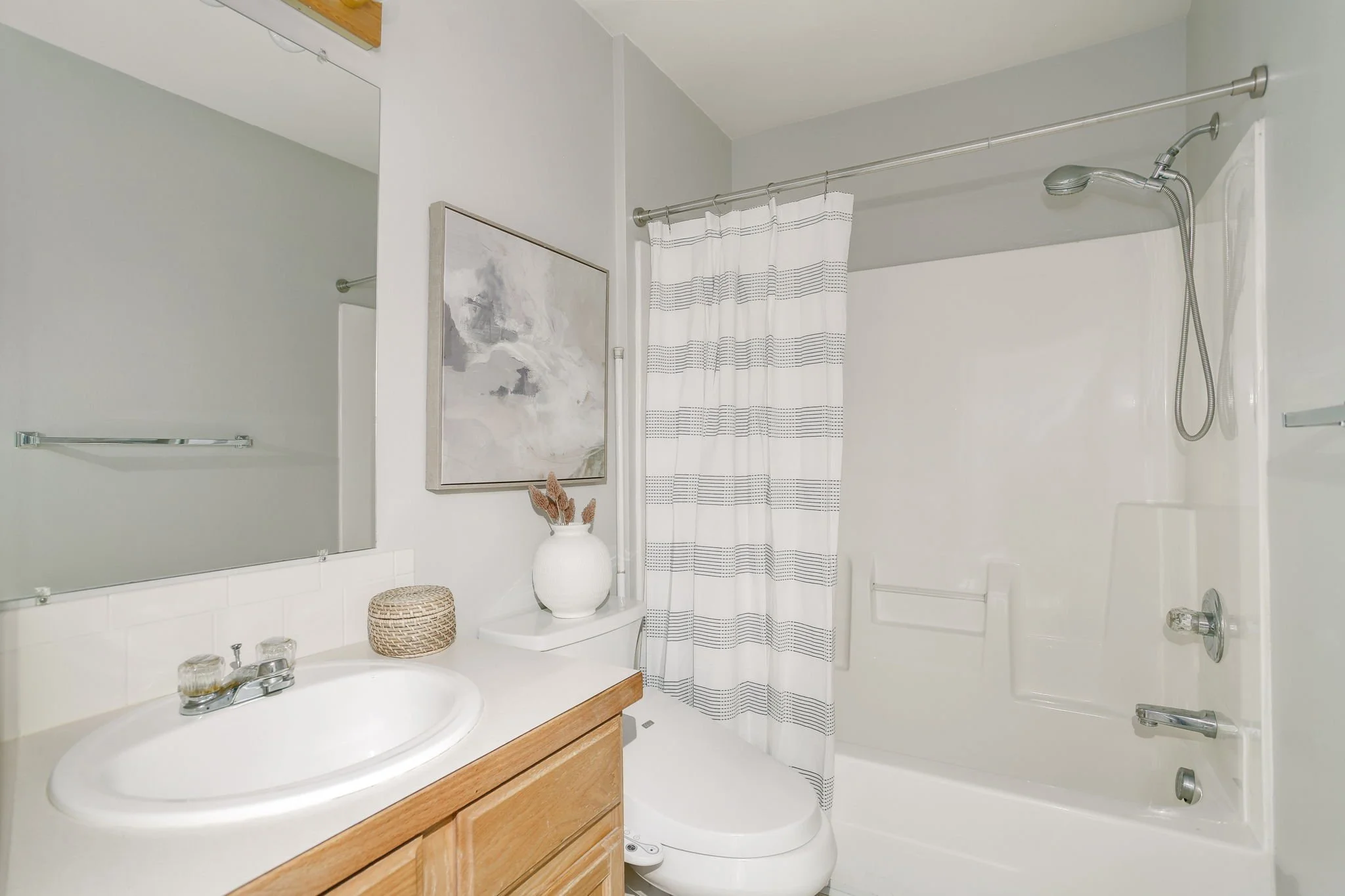 1912 Almond Ave_Bath.jpg