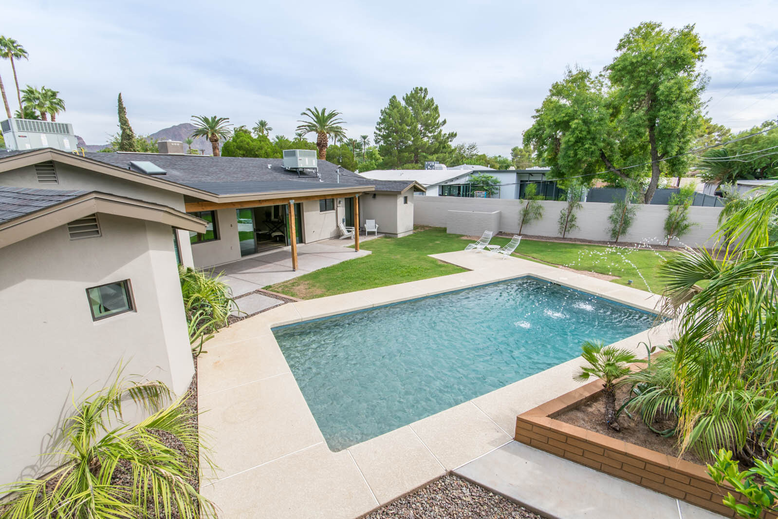 Best-neighborhoods-in-Phoenix-Arcadia-Earll-drive-backyard-pool.JPG