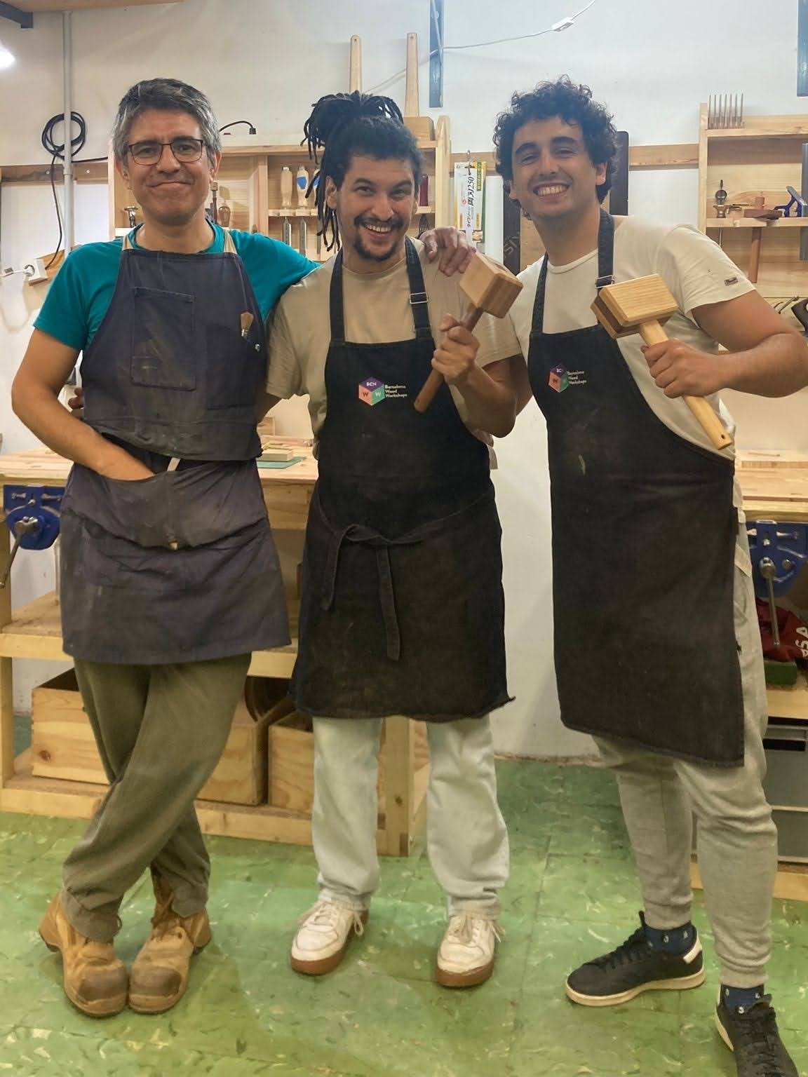 Curso de carpintería en Barcelona, con alumnos de introducción a las herramientas manuales de ebanistería.