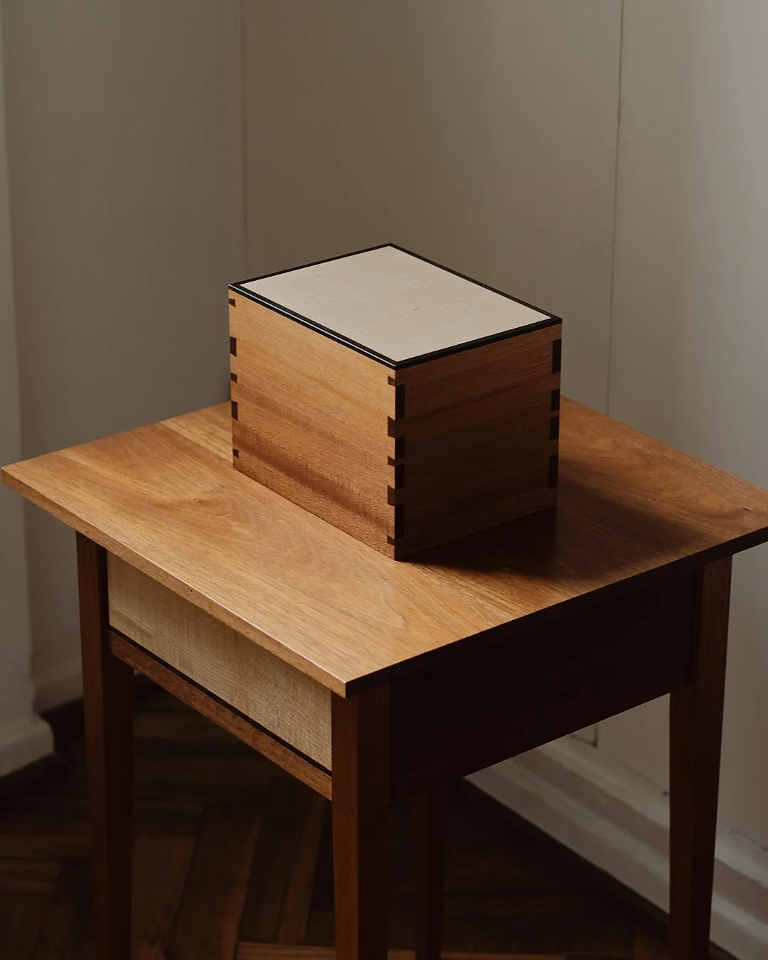 Caja de té terminada sobre una mesa.jpg