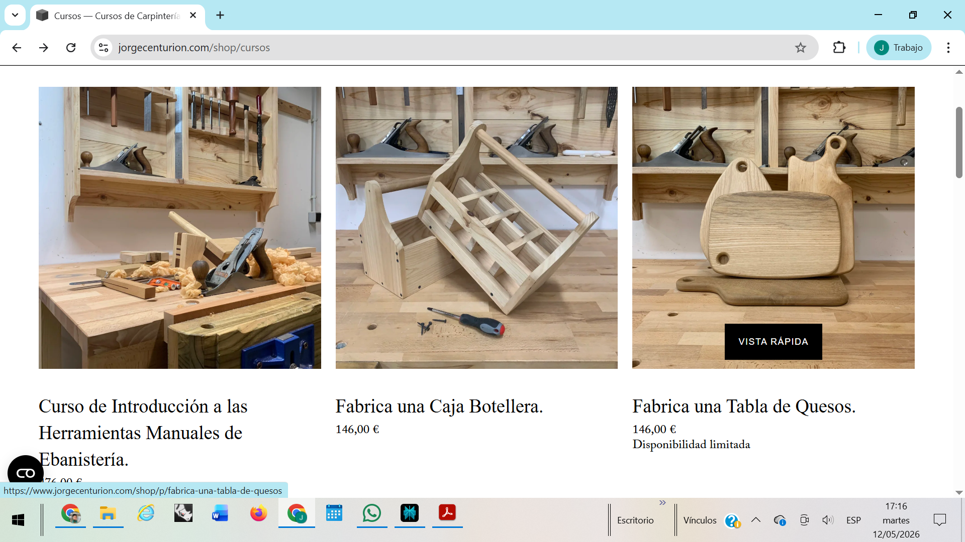 Una captura de pantalla de web donde puedes elegir alguno de los cursos en oferta, una con herramientas manuales y virutas de madera en un taller, otra con una caja botellera realizada en otro curso, y la última con tablas para quesos de madera.