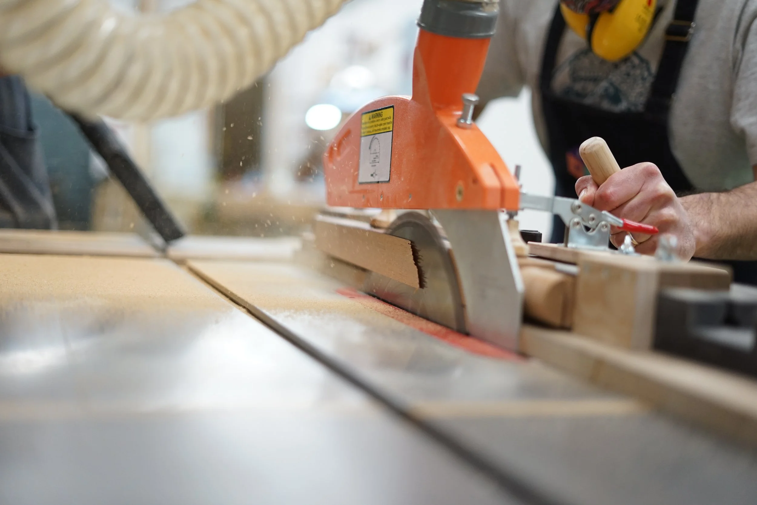 Corte de los componentes del taburete del curso en sierra de mesa.
