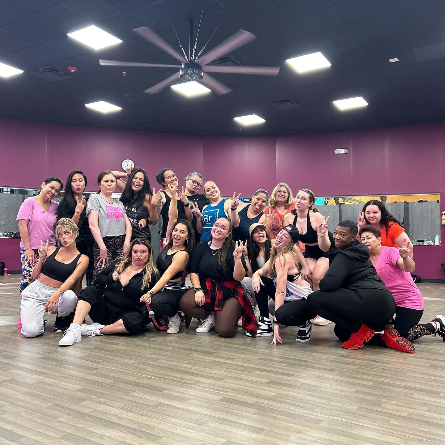 SO PROUD of all these hot mamas who slayed last night&rsquo;s choreography class! 🔥🥰 As an instructor, it&rsquo;s the best feeling watching each woman come out of her shell and feel confident in her body. 

Thank you to my co-instructor Natalie (@m