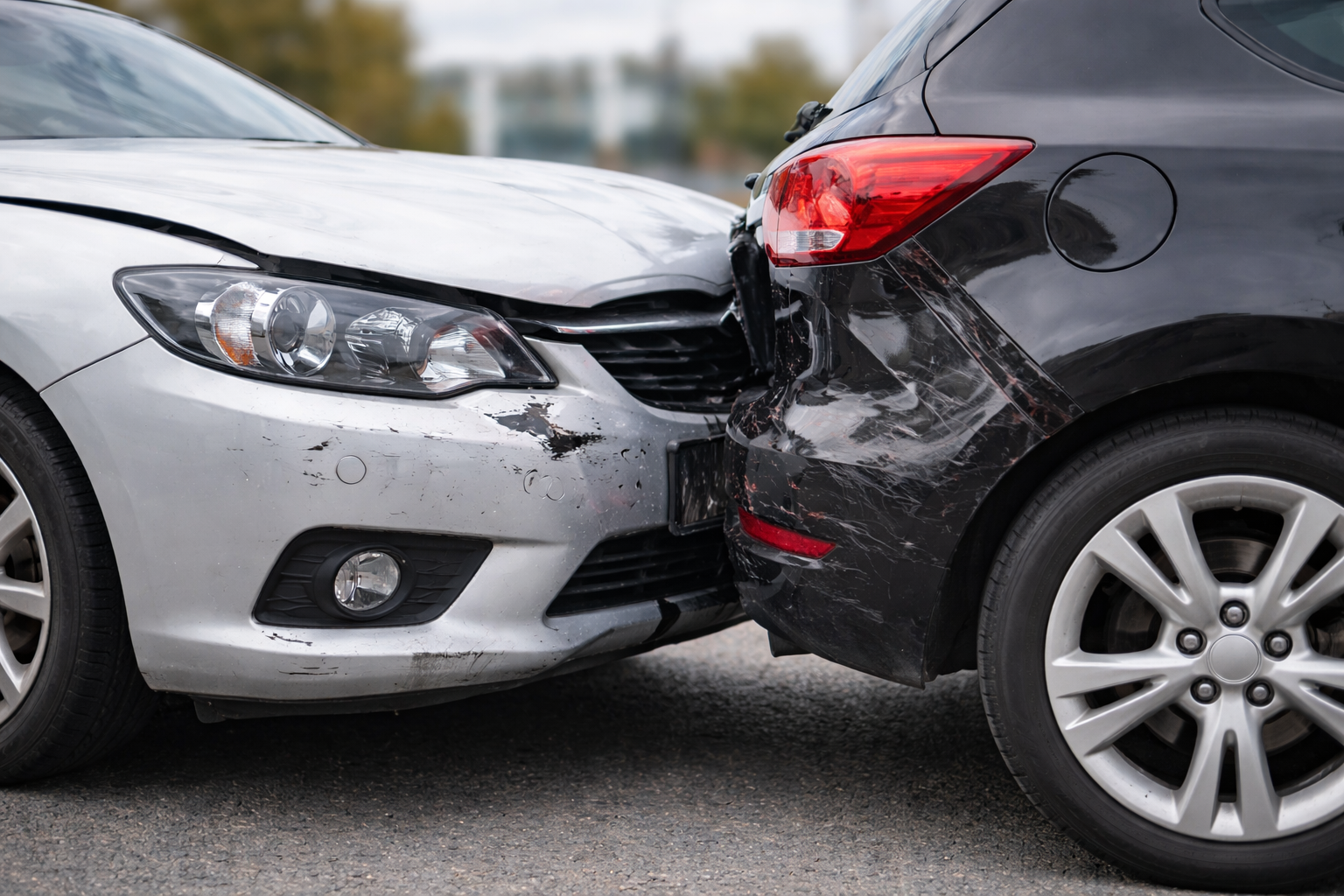 Kfz Gutachter Butzbach – Unfallaufnahme nach Auffahrunfall mit beschädigten Fahrzeugen