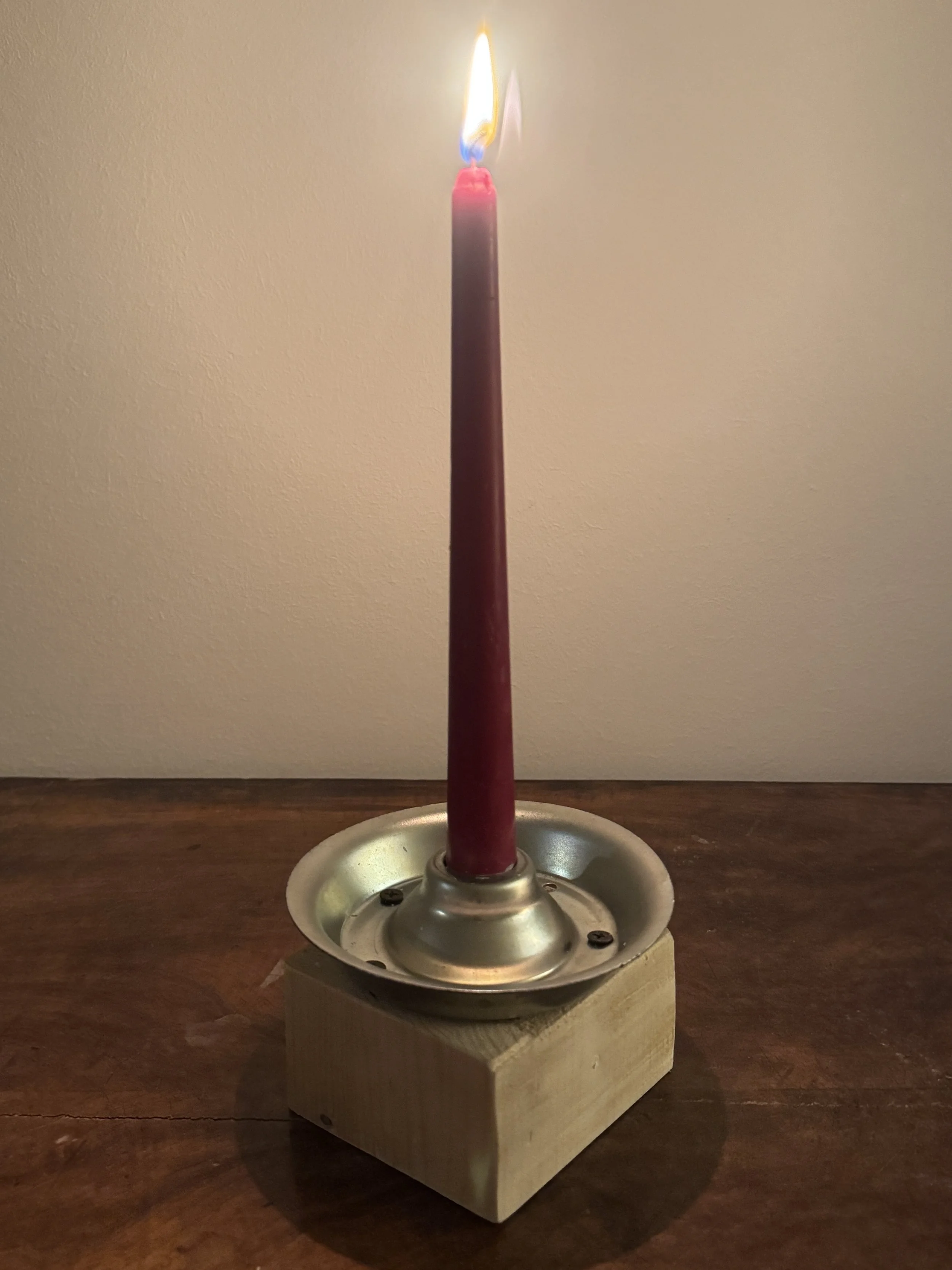 Handgefertigter Upcycling-Kerzenhalter aus altem Metall und Holz von GUUDE WERK