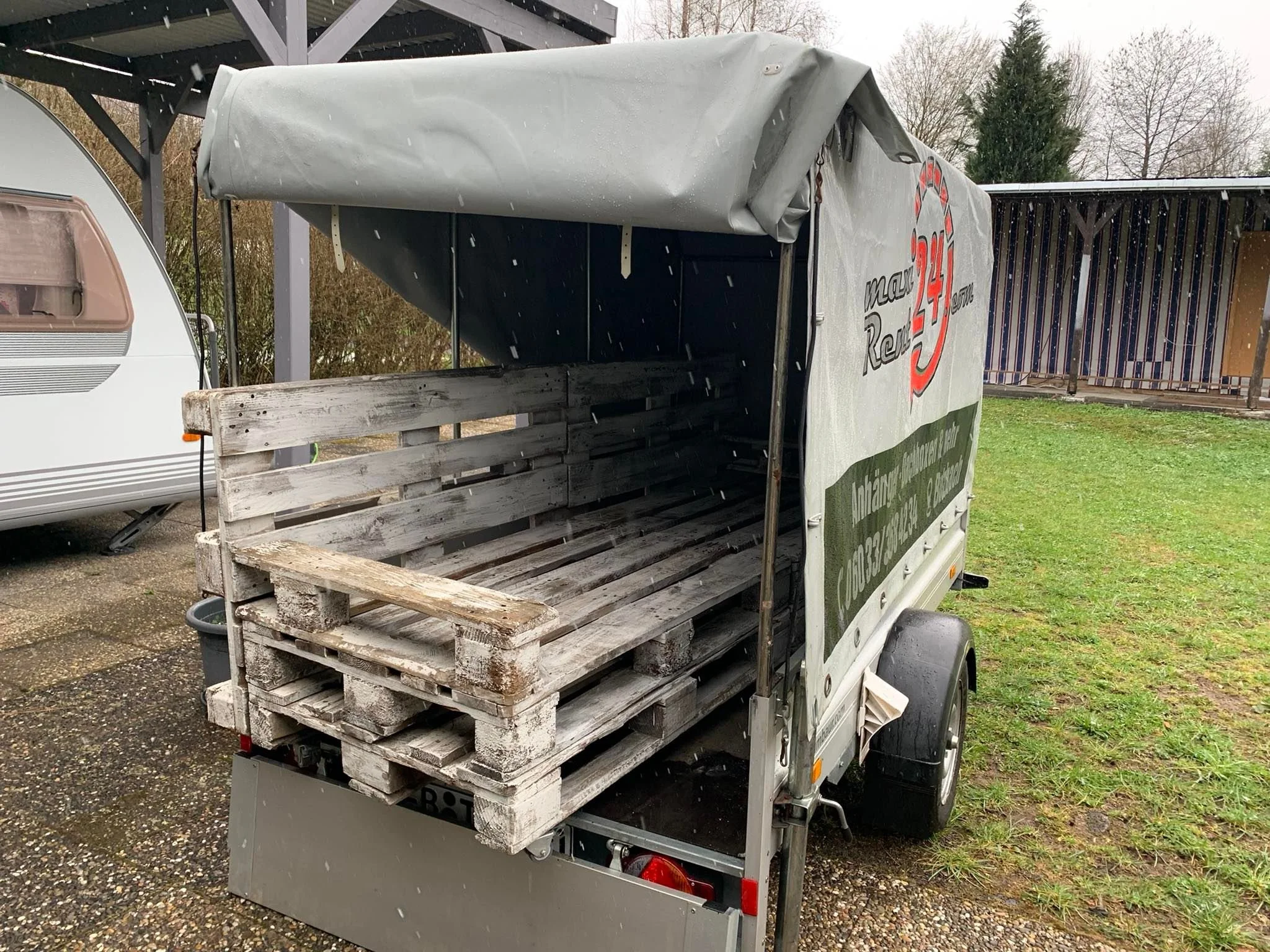 750 kg Planenanhänger bei maxiRent24 in Gießen