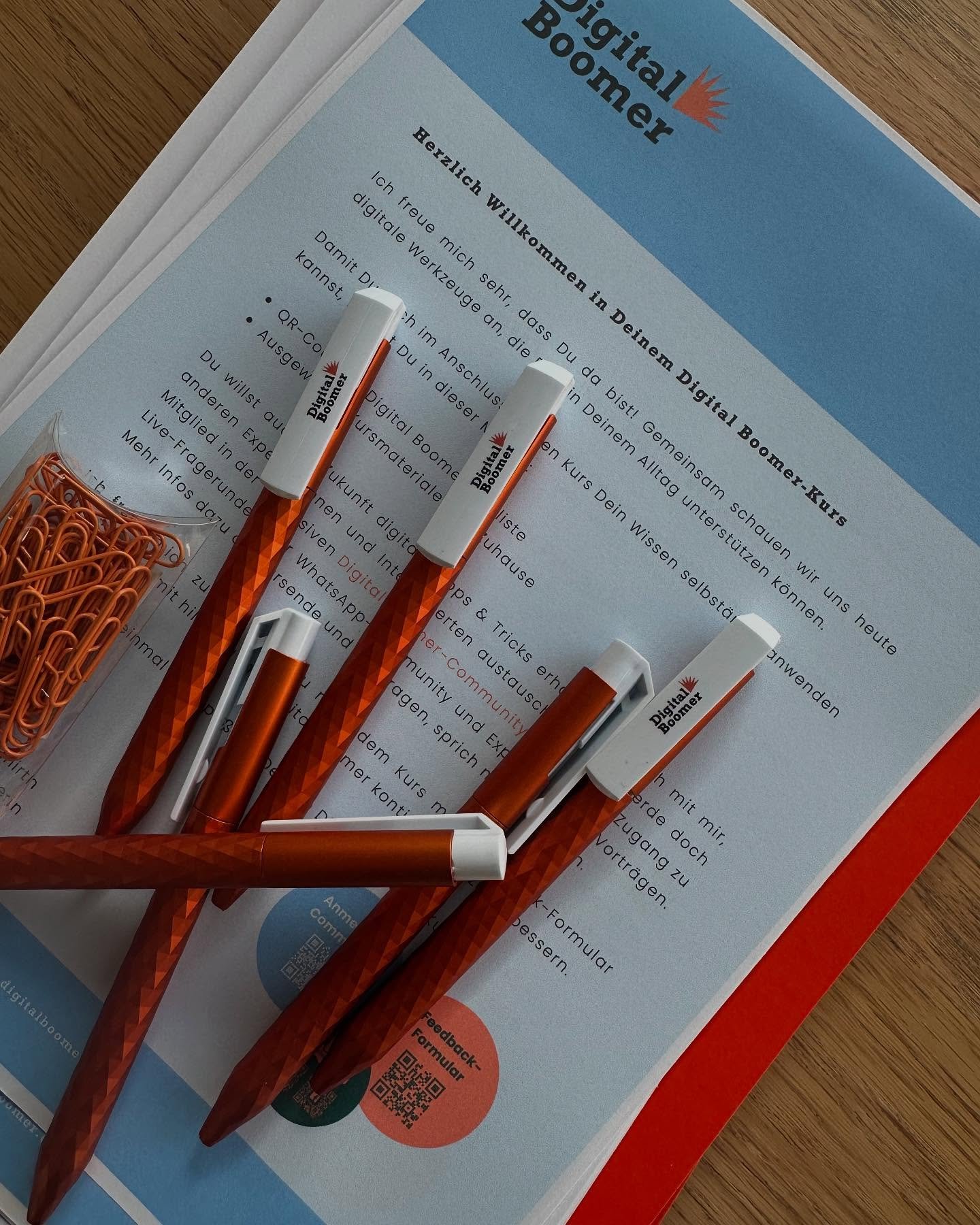 ✅ Heutiges To-Do: Mappen f&uuml;r die Teilnehmenden des n&auml;chsten Digital Boomer-Premiumkurses diese Woche vorbereiten. 

📲 Ausgestattet mit Kursmaterialien und Linkliste sind die Teilnehmenden auch im Anschluss an den Kurs bestens f&uuml;r den 